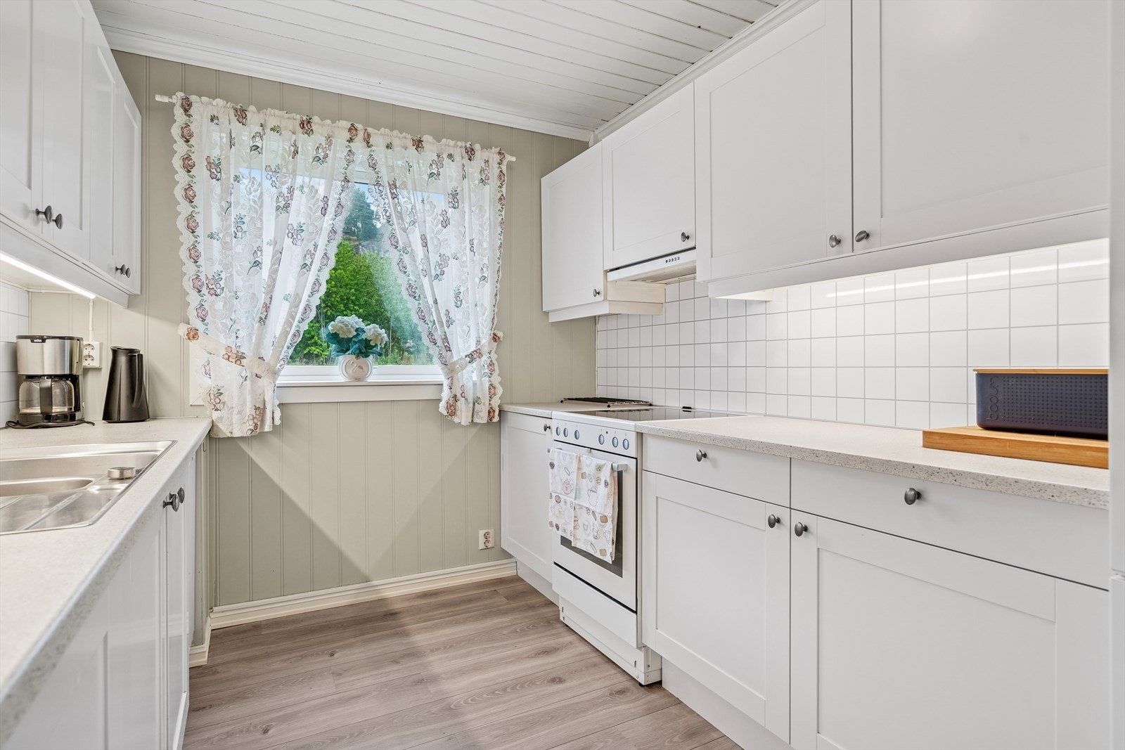 Kjøkkenet har innredning med glatte fronter. Benkeplaten er av laminat. Galleribilde