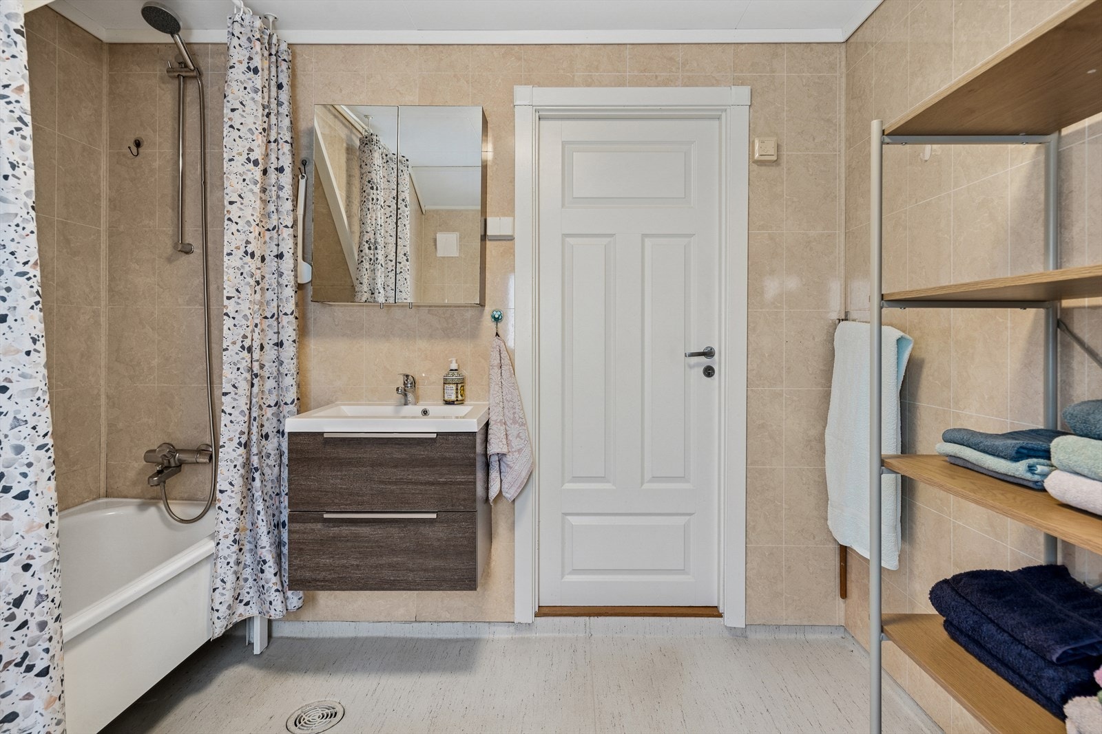 Badet fremstår som funksjonelt og innbydende, med moderne innredning som inkluderer nedfelt servant, toalett og badekar. Badet ble pusset opp i 2008. I 2021 ble det montert nytt toalett og ny motor til avtrekk. Galleribilde