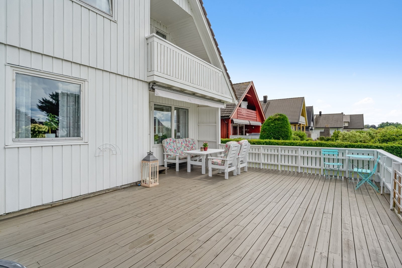 Fra stuen er det utgang til en stor terrasse. Galleribilde