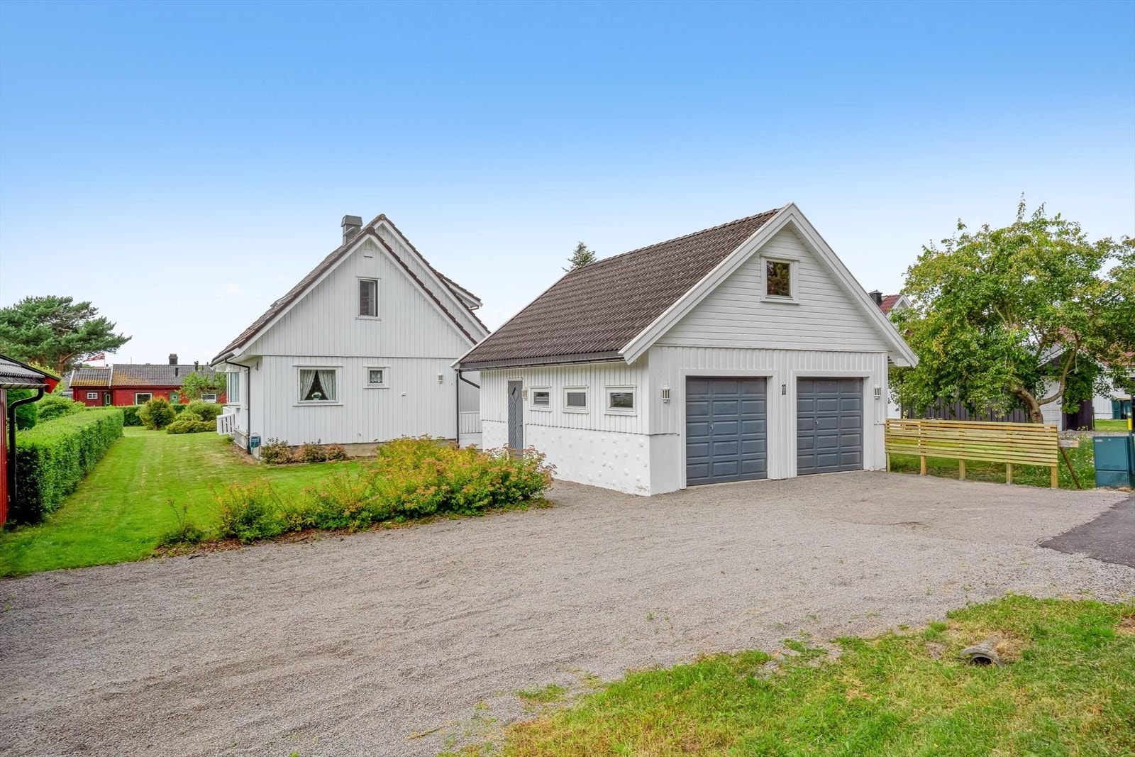 Gruset innkjørsel og gårdsplass. Galleribilde