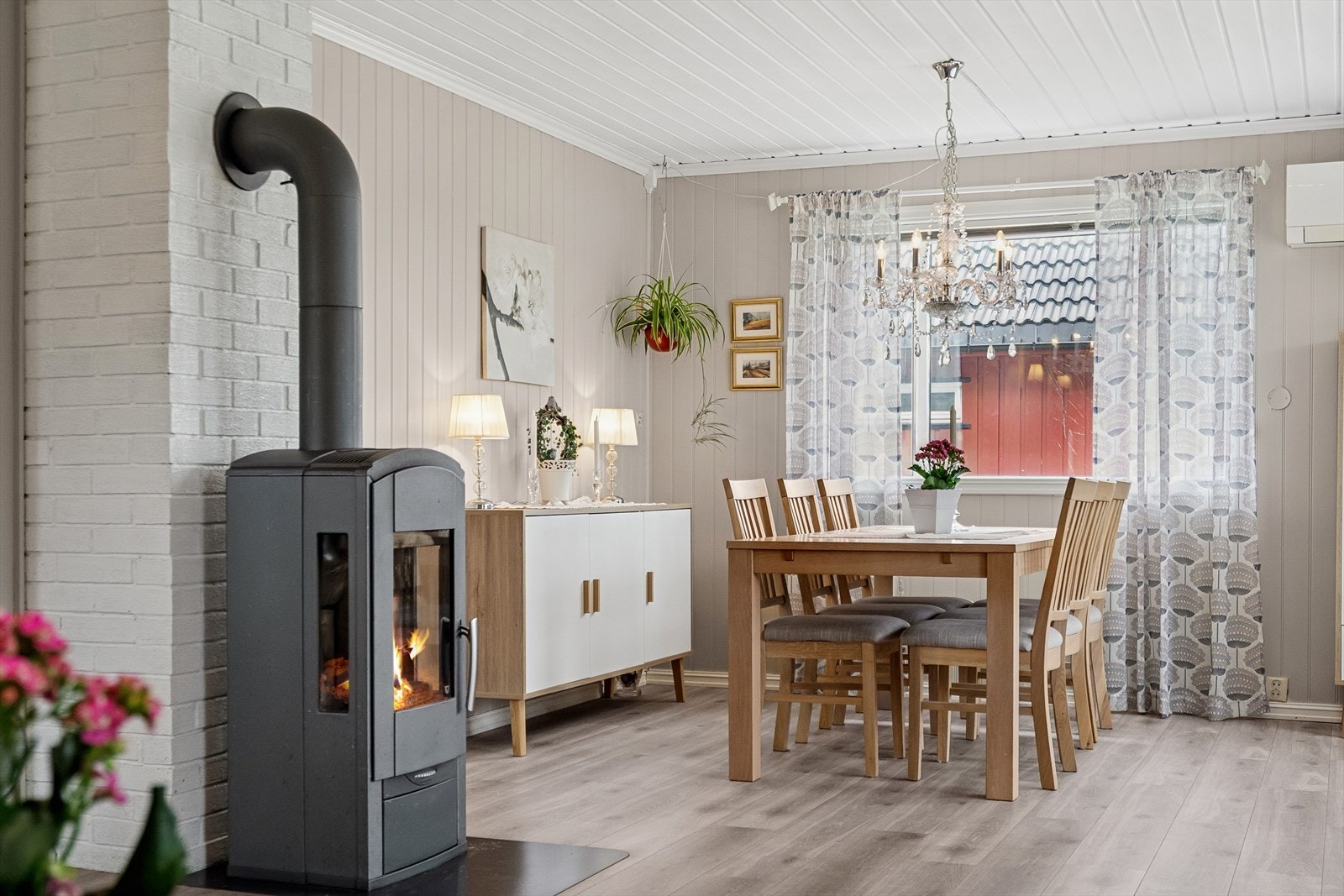 Stuen har gode lysforhold fra de store vindusflatene. Galleribilde