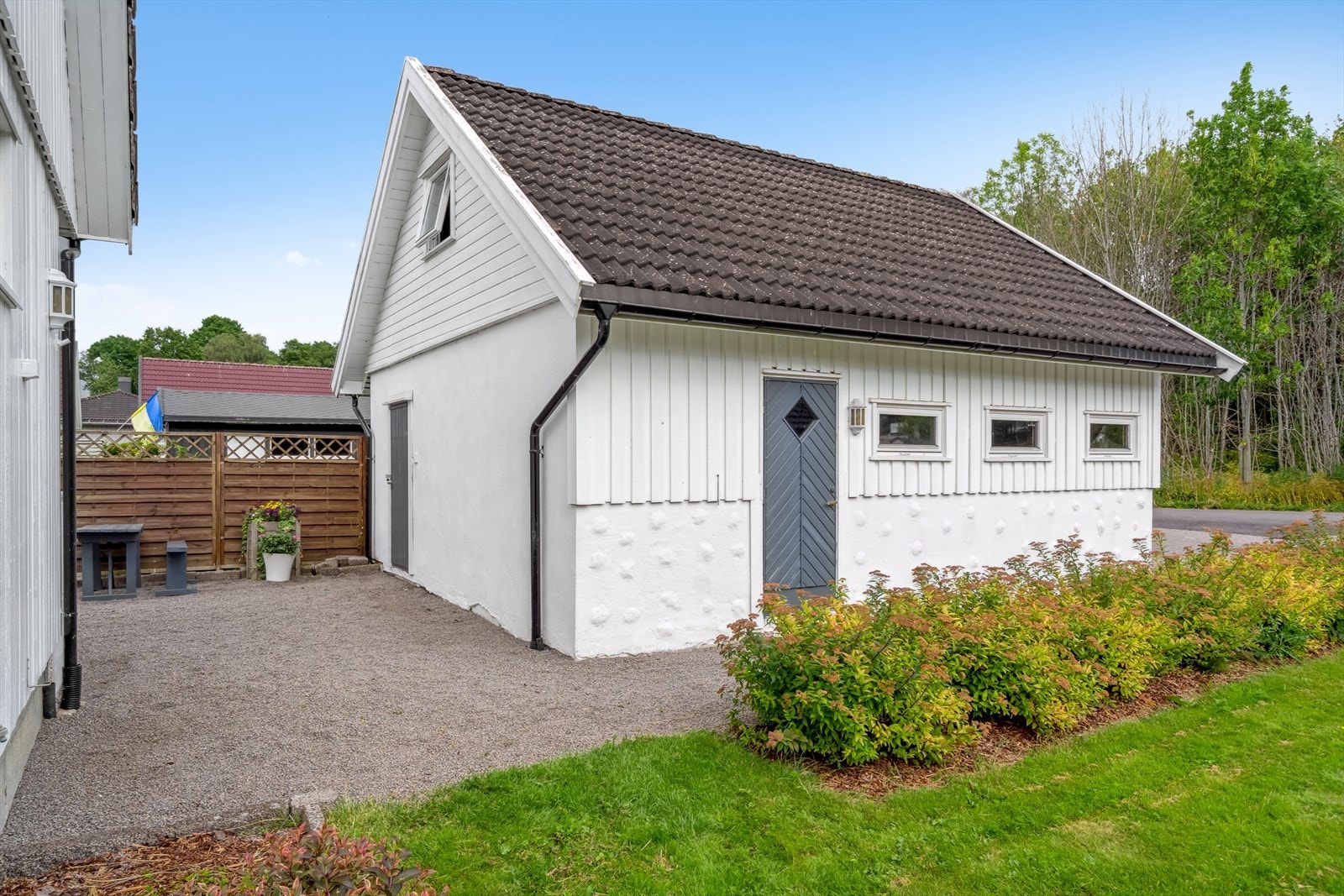 Eiendommen har en romslig dobbel garasje. Galleribilde