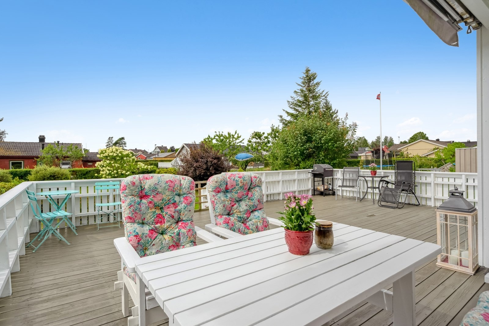 Fra terrassen er det fin utsikt mot nærområdet. Galleribilde