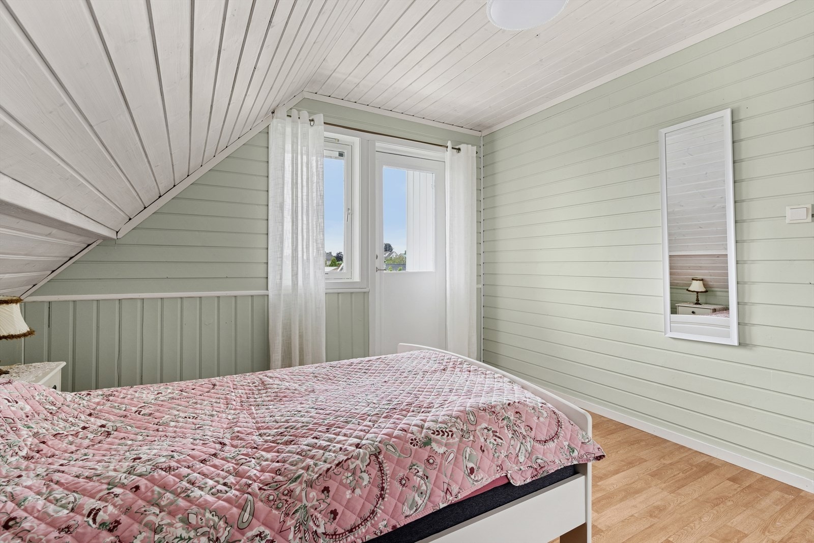 Soverom har utgang til luftealtan. Galleribilde