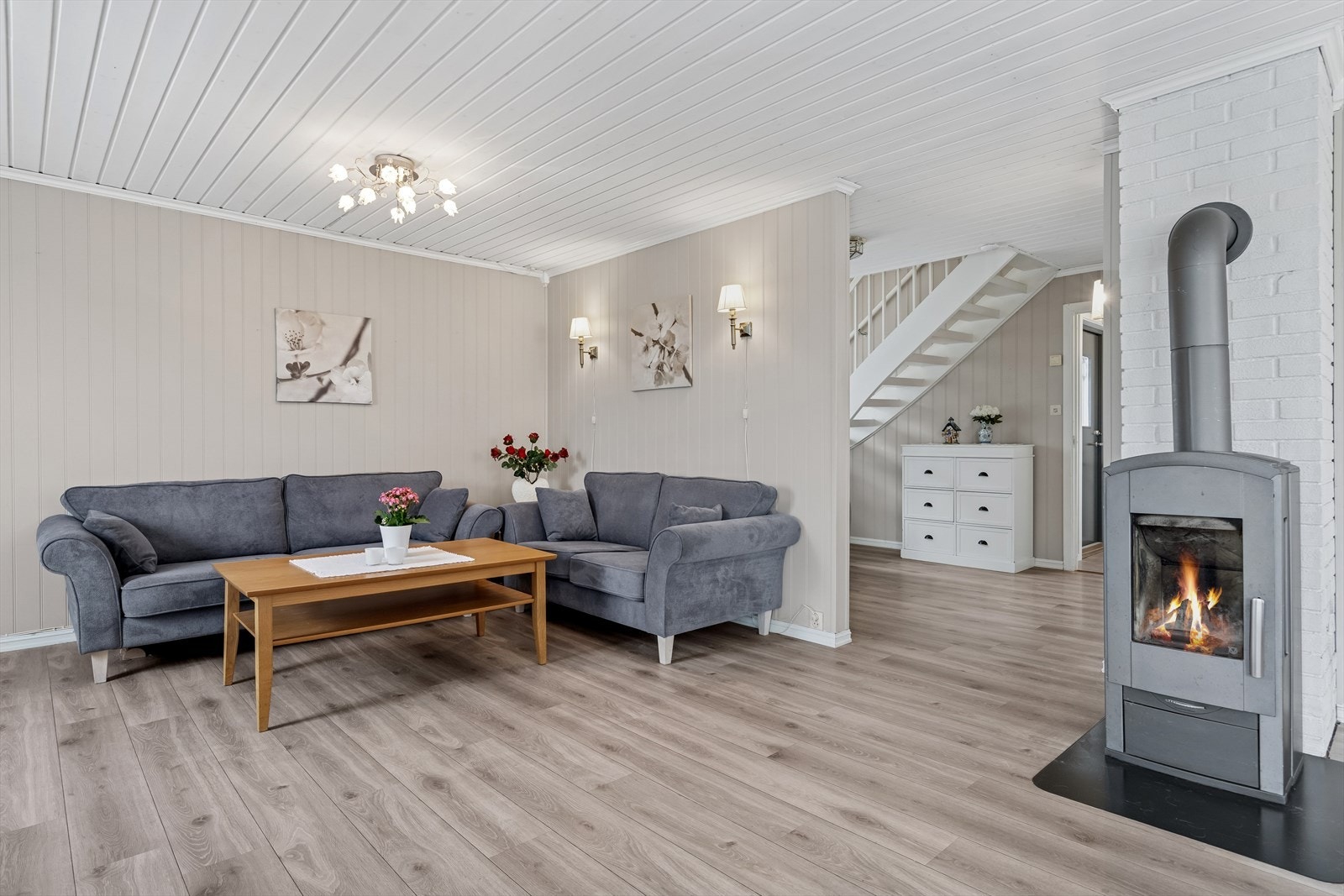 Det er montert et fint ildsted som sørger for lun varme og knitrende god stemning på kalde dager. Galleribilde