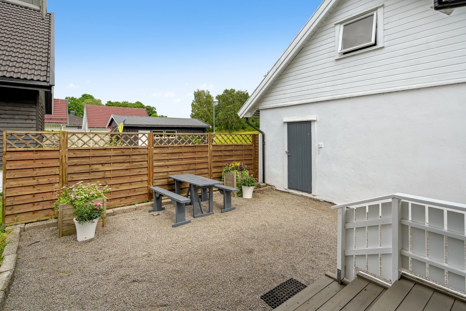 Fine uteplasser også ellers på tomten. Galleribilde