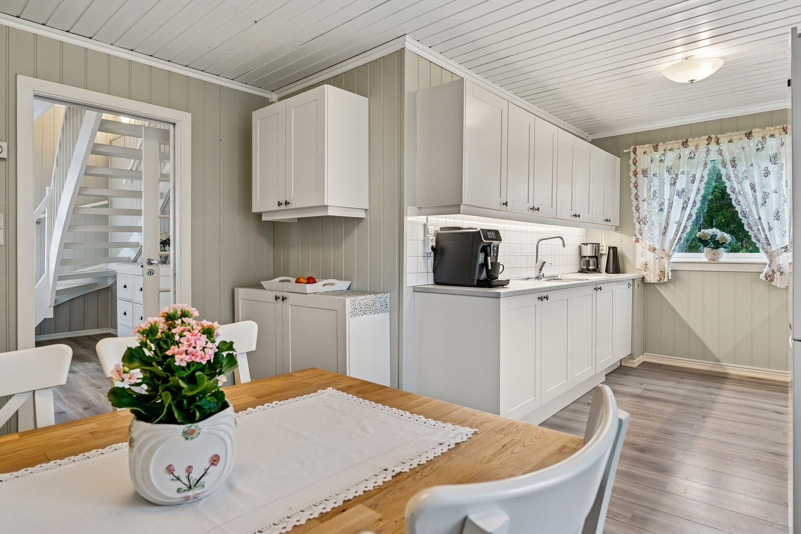 Kjøkkenet har også plass til spisebord. Galleribilde