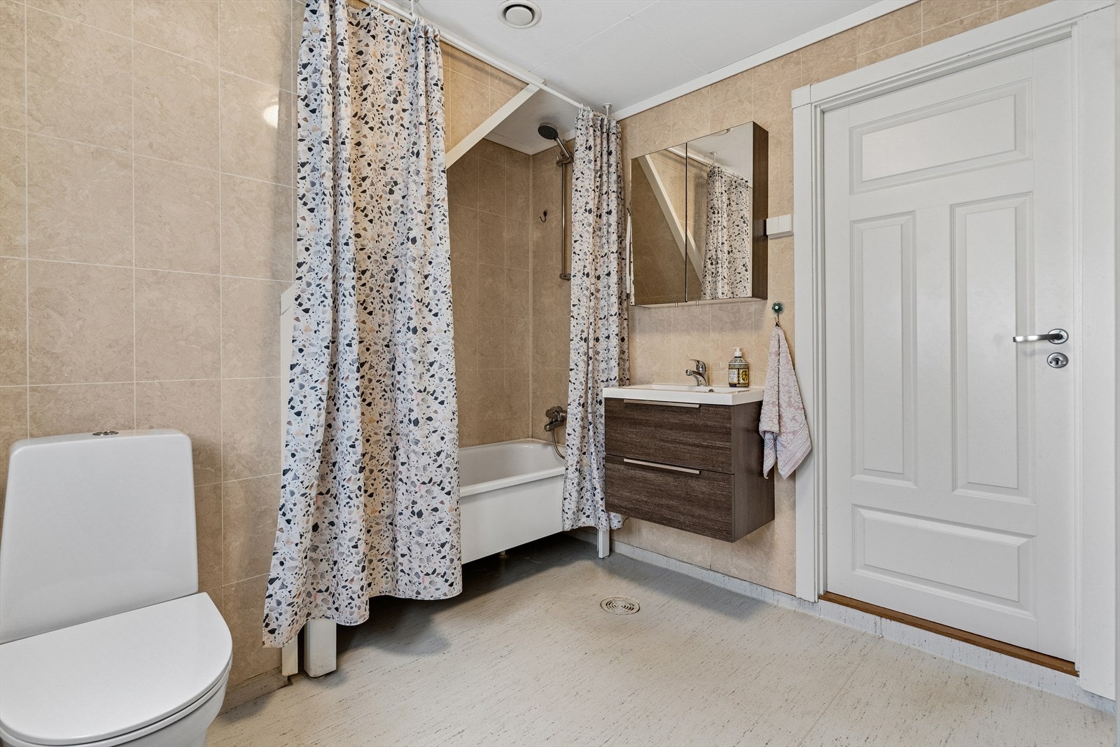 Elektriske varmekabler i gulvet sørger for behagelig varme året rundt, og mekanisk avtrekk bidrar til et godt inneklima. Et praktisk og komfortabelt baderom med tidløse kvaliteter. Galleribilde