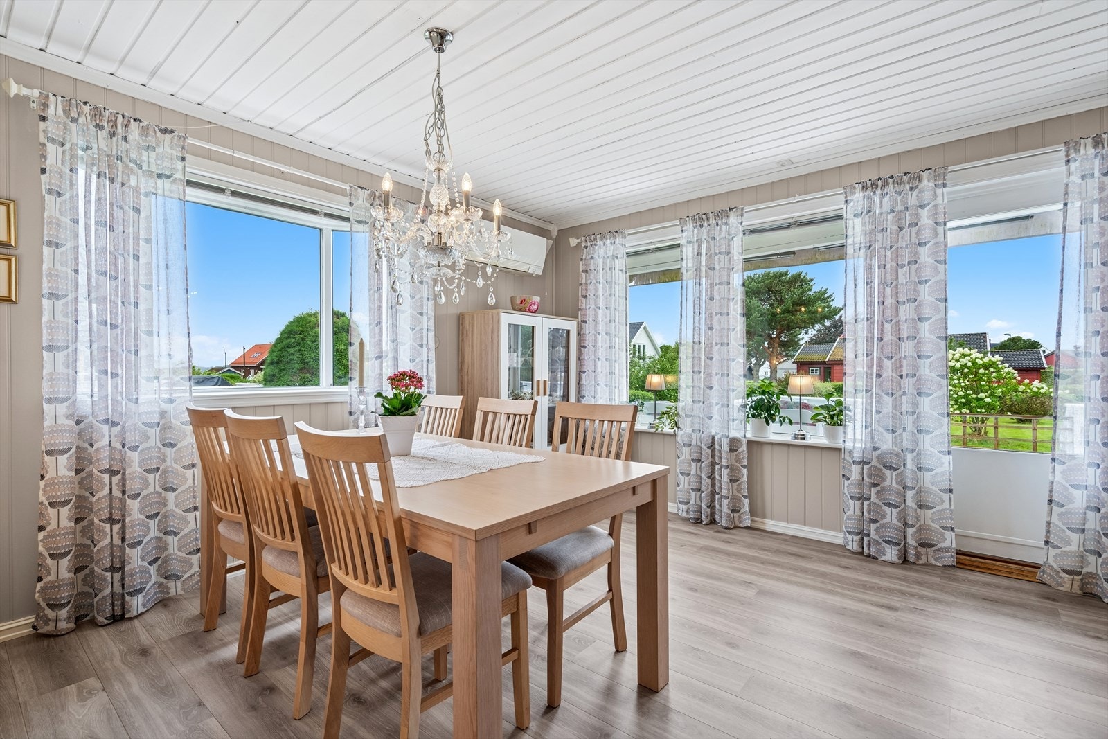 Fra stuen er det utgang til terrassen. Galleribilde