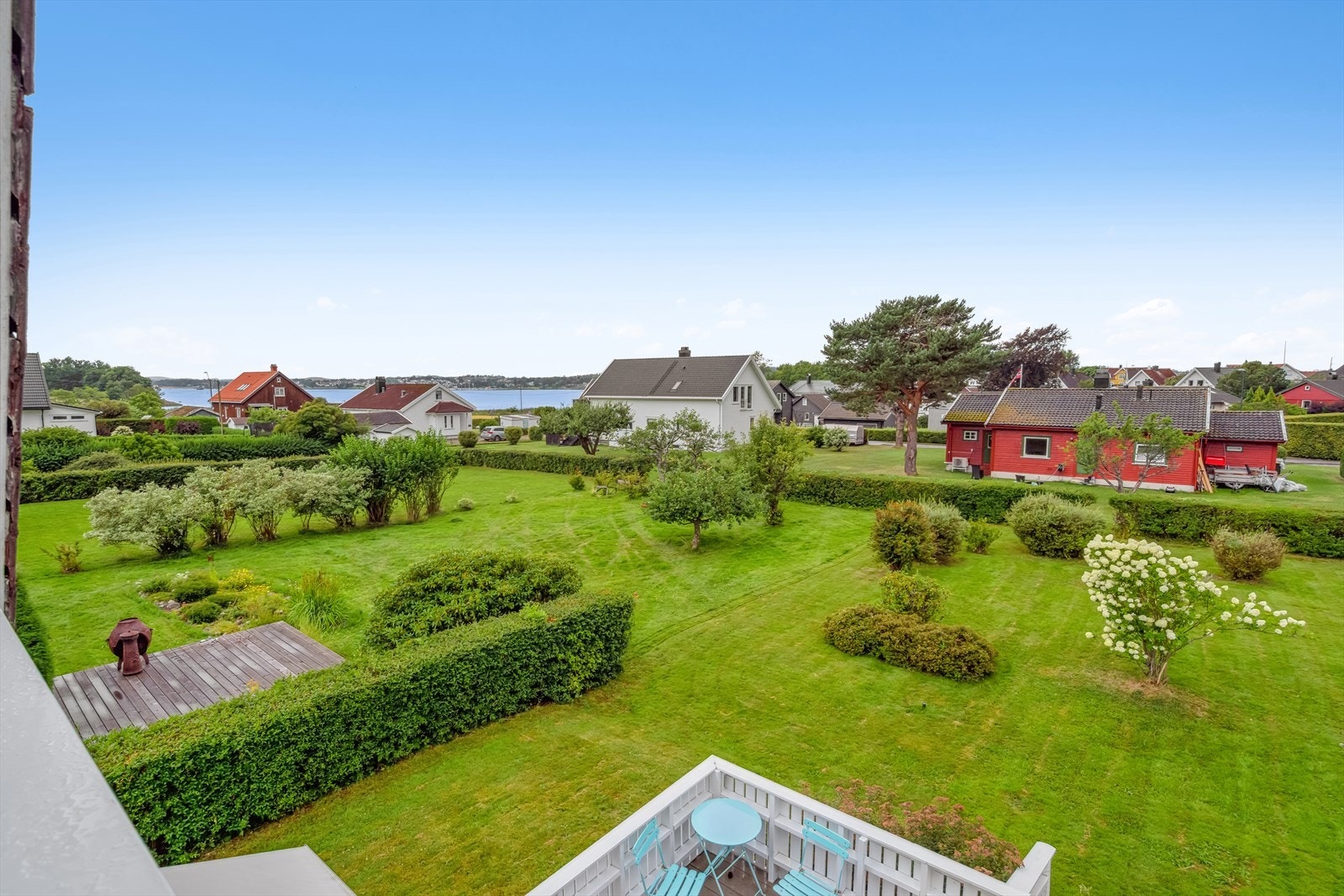 Herlig hage med store plenarealer og beplantning. Galleribilde