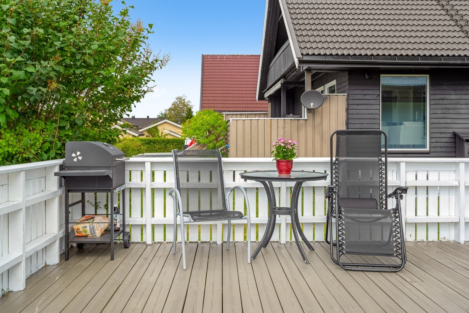 Terrassen har plass til flere møbleringssoner. Galleribilde