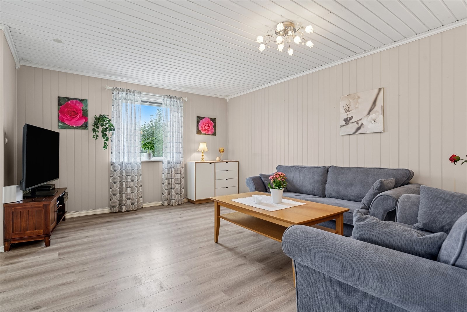 Det er god plass til en stor sofagruppe. Galleribilde