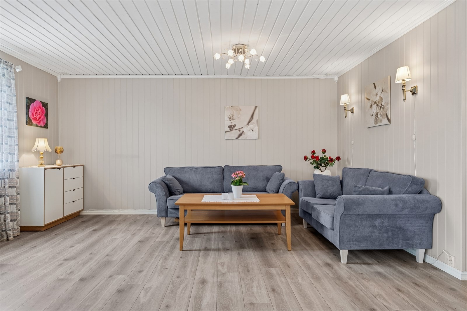 Lys og romslig stue med flere møbleringsmuligheter. Galleribilde