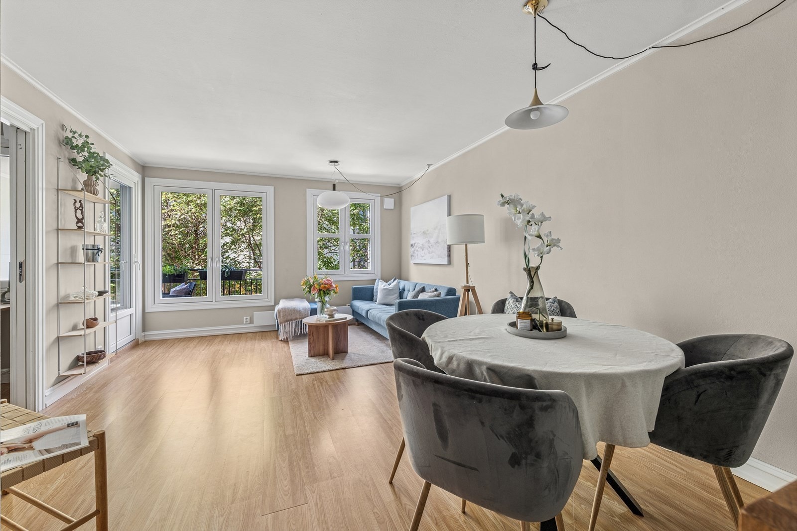 Stuen har også god plass til et spisebord, perfekt for hyggelige måltider og sosiale sammenkomster. Galleribilde