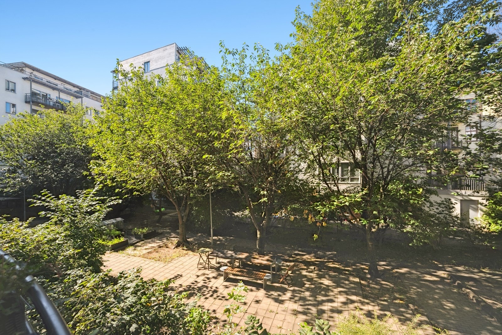 Bakgården fungerer nærmest som en privat park for beboerne på varme sommerdager. Galleribilde