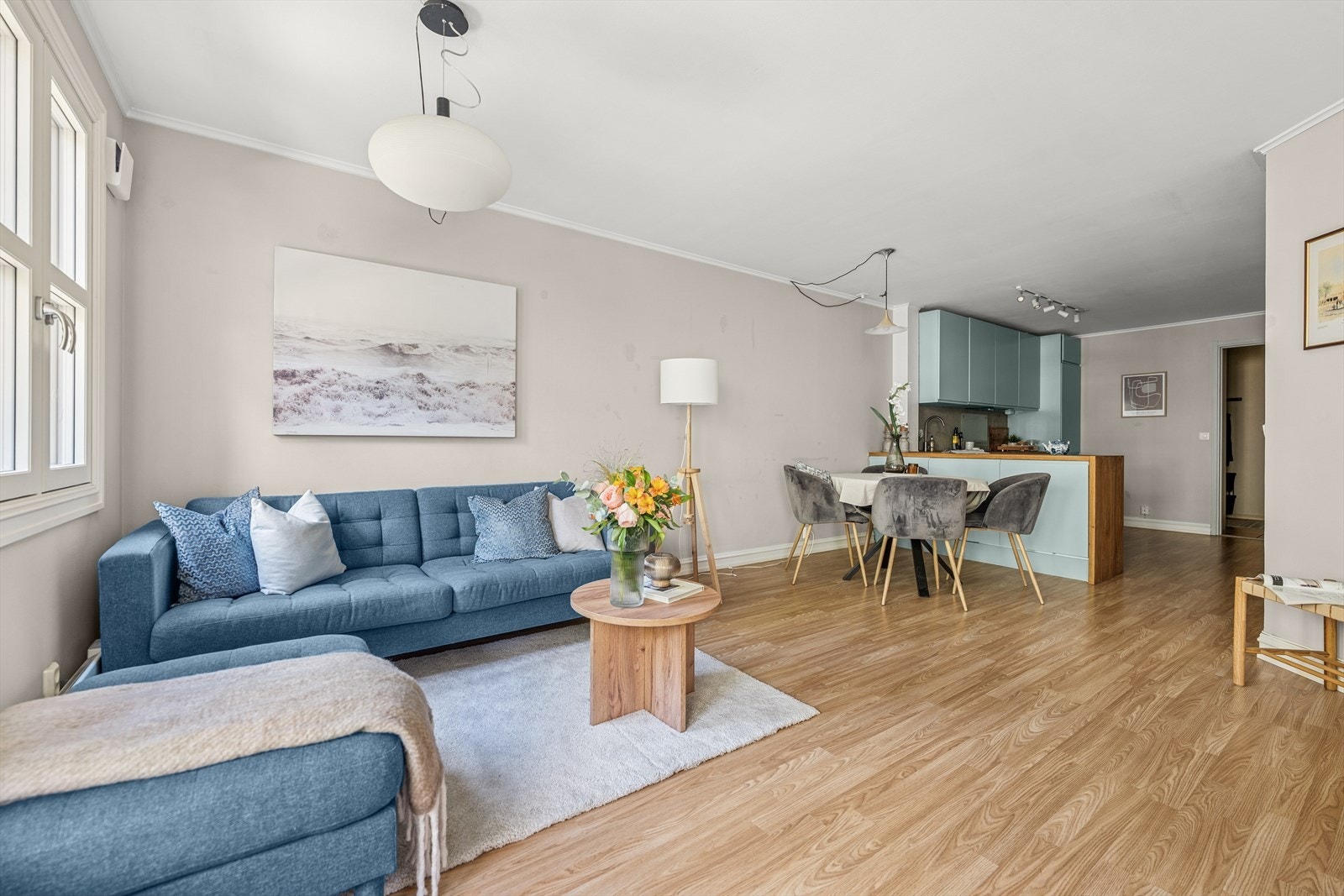 Stuen i din neste leilighet er romslig og luftig, med plass til en stor sofagruppe og hyggelige stunder med familie og venner. Galleribilde