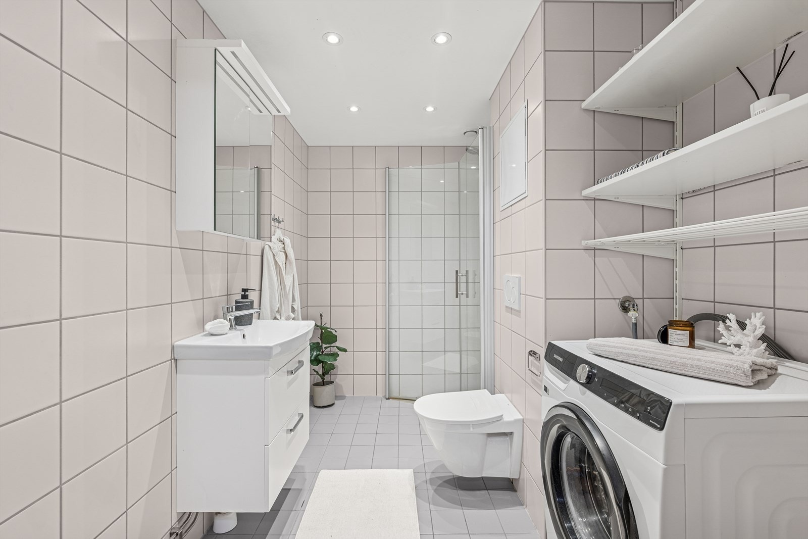Lekkert baderom fra 2015, rehabilitert i regi av sameiet. Med fliser på gulv og vegger, varmekabler, downlights med dimmer, får du et bad som både ser bra ut og fungerer perfekt i hverdagen. Galleribilde