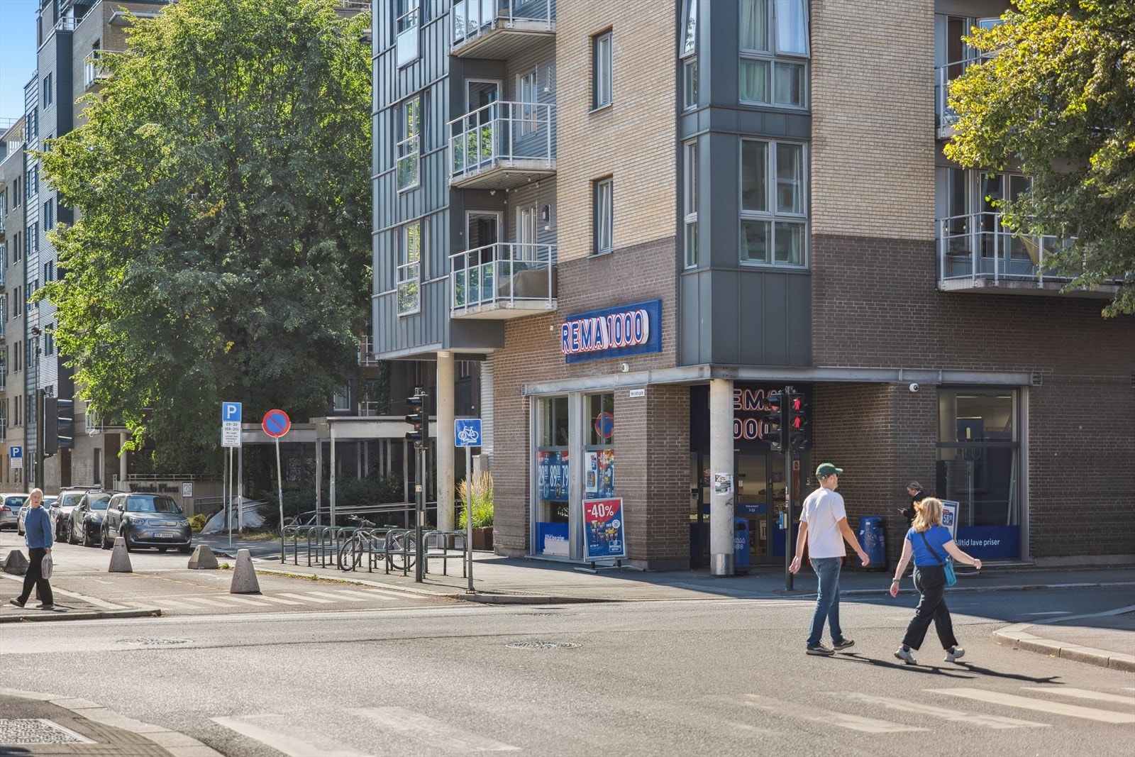Du har flere butikker i umiddelbar nærhet. Blant annet Rema 1000 som ligger i tøffelavstand fra boligen. Galleribilde