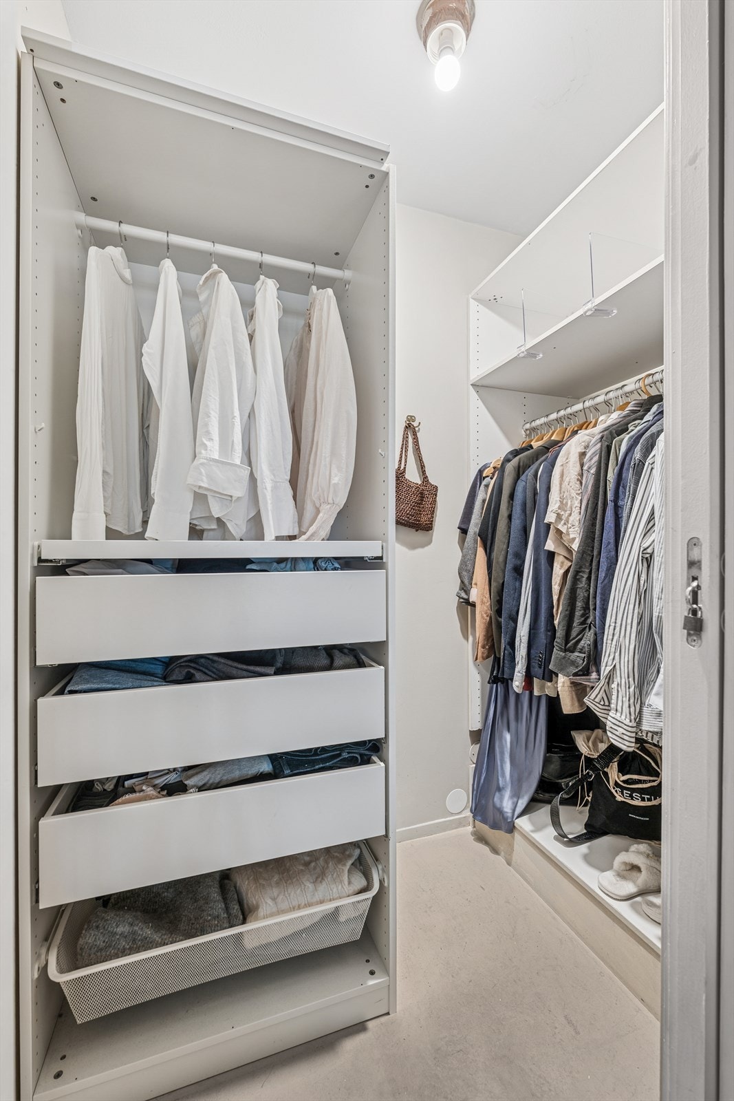Rommet har i tillegg et tilknyttet omkledningsrom som fungerer ypperlig som walk-in-garderobe - en luksus som gir det lille ekstra. Galleribilde
