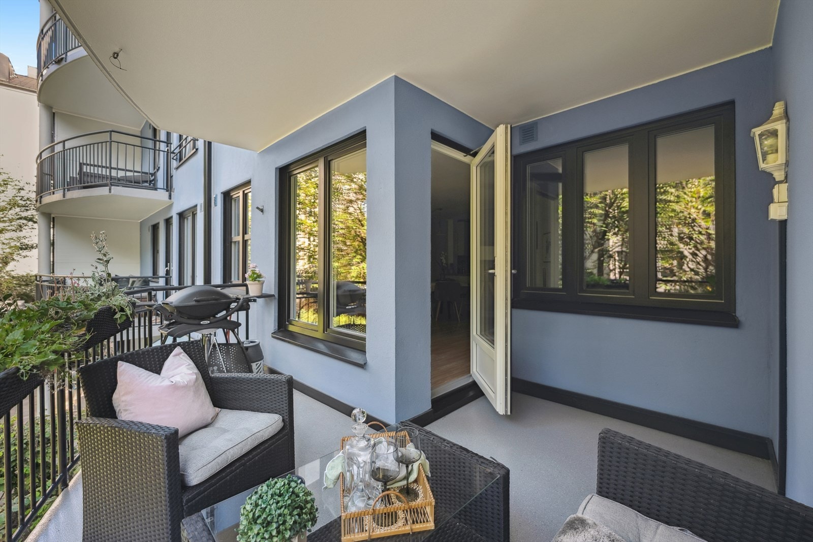 Balkongen måler seg til hele 8,7 m². Her er det rikelig plass til både sittegruppe og grill, og balkongen er utstyrt med både strømuttak og utebelysning. Galleribilde