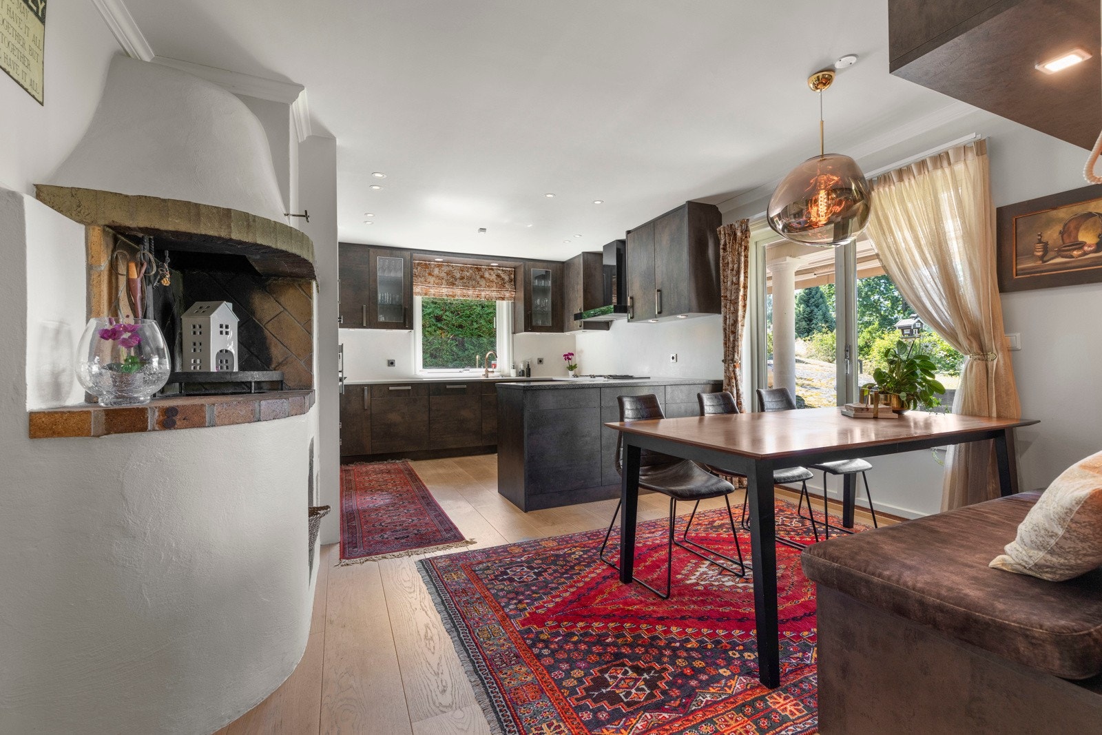 Kjøkkenet ble oppgradert i 2017 og fremstår som både moderne og funksjonelt. Galleribilde