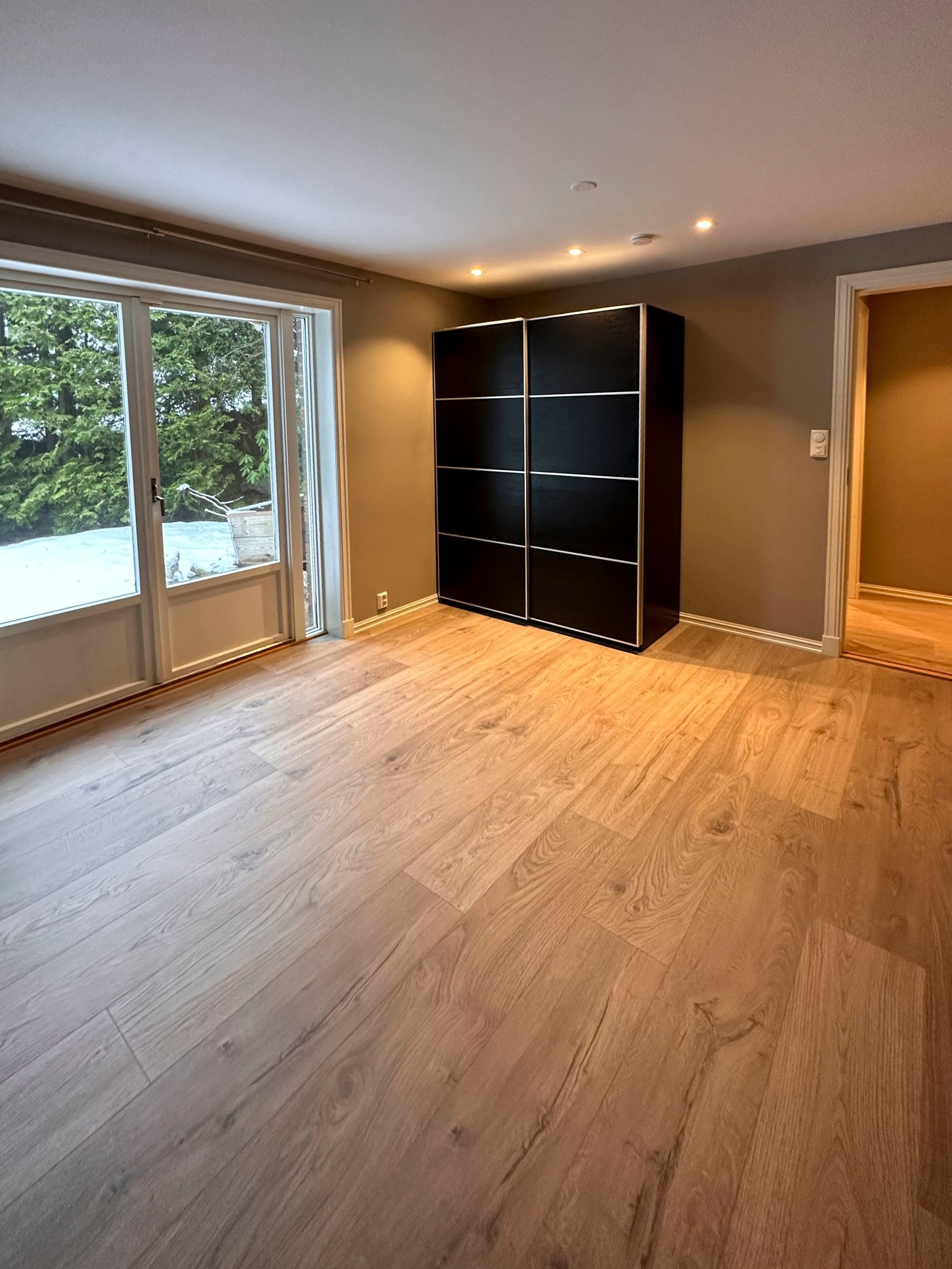 Privat bilde. Utleiedelen har to romslige soverom som enkelt kan tilpasses ulike behov. Hovedsoverommet har direkte utgang til uteområdet. Galleribilde