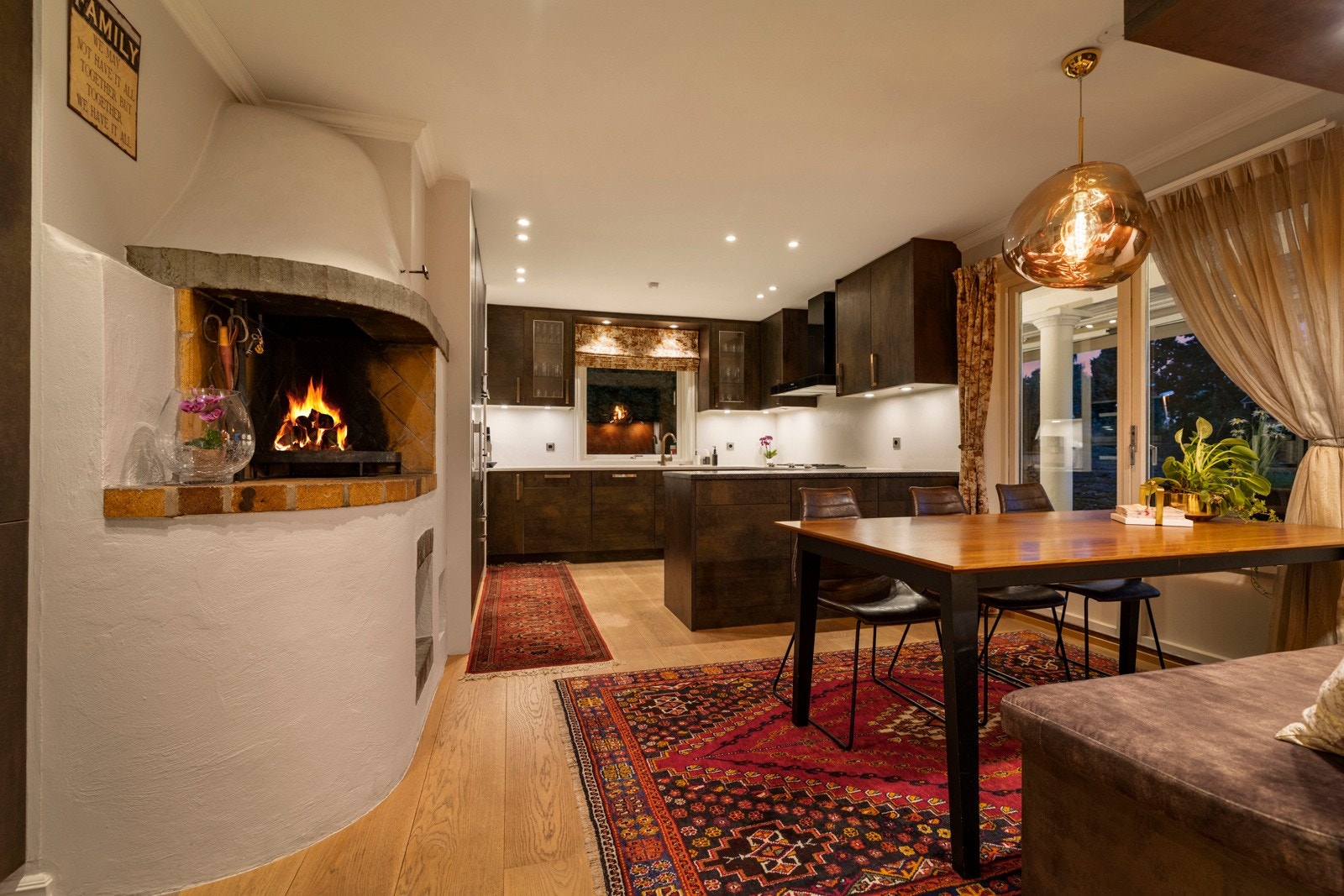 Det blir ekstra lunt og koselig når peisen fyres opp på sene kvelder. Galleribilde