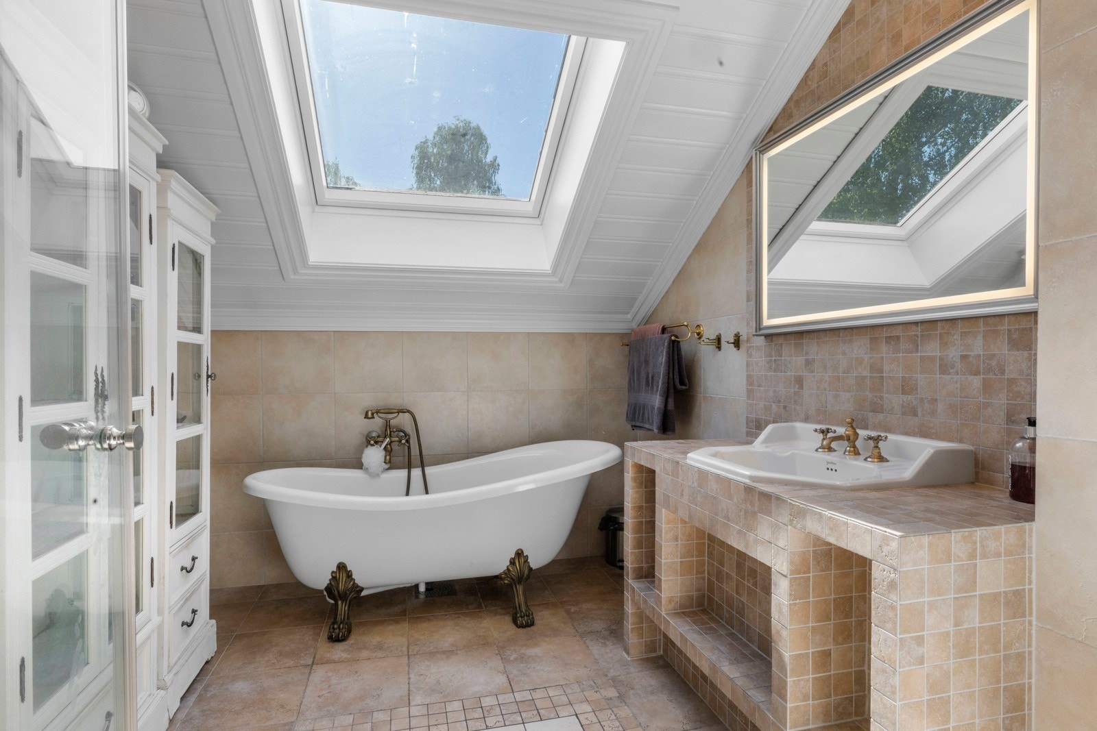 Badet ble renovert i 2014 og fremstår som lyst og funksjonelt. Et skråvindu i taket slipper inn rikelig med dagslys og bidrar til en luftig atmosfære. Galleribilde