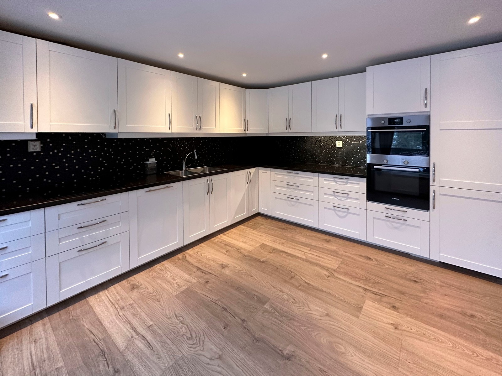 Privat bilde. Kjøkkenet ble fornyet i 2016 og fremstår som både moderne og svært funksjonelt med L-formet utforming som gir gode arbeidsforhold og rikelig skapplass. Galleribilde