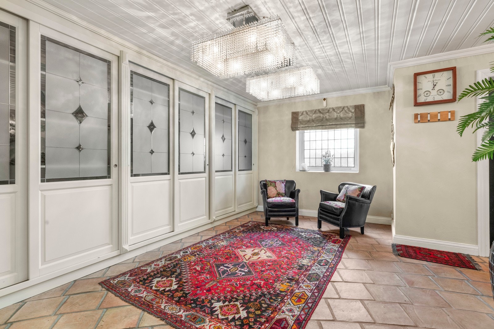 Garderobeskap med en kombinasjon av glass- og trefronter som gir et unikt uttrykk samtidig som det er svært praktisk. Galleribilde