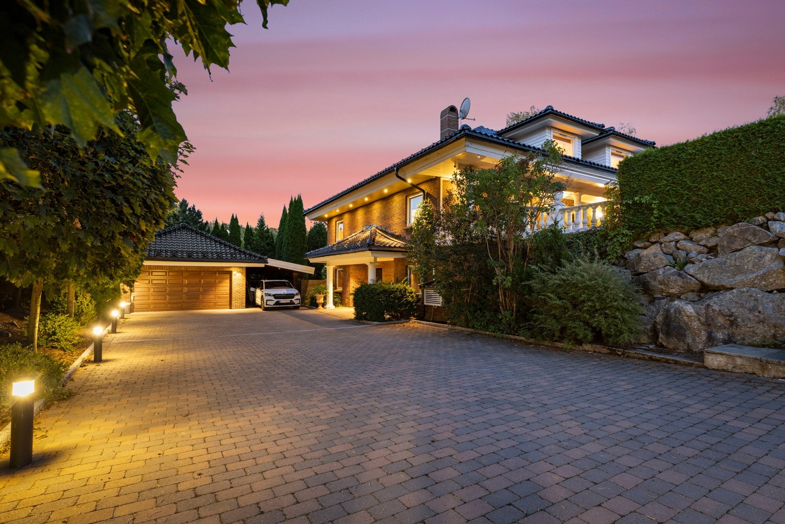 Herskapelig enebolig som er betydelig oppgradert med smakfulle løsninger i god kvalitet. Innbydende gårdsplass med stemningsfull belysning som på kveldstid fremhever både uteområdet og boligens vakre fasade. Galleribilde