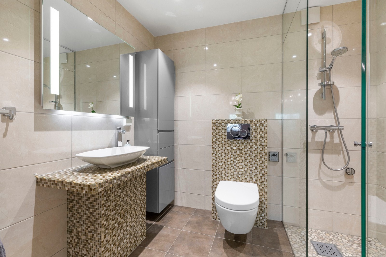 Baderom, pusset opp i 2018, med innfelte spotter i himlingen og innfelte speillys som gir et sømløst uttrykk. Galleribilde