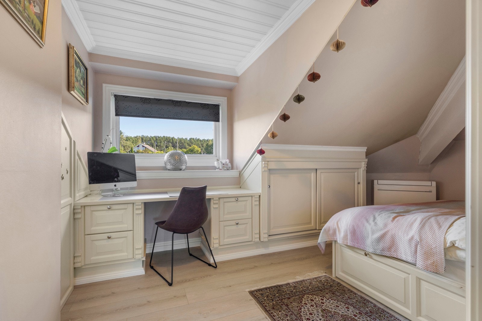 Praktisk skrivepult med herlig utsikt - perfekt for studier eller hjemmekontor. Galleribilde