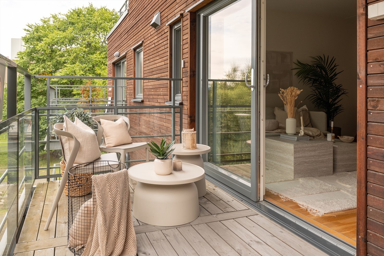 Balkongen måler 8m² og vender mot vest. Galleribilde