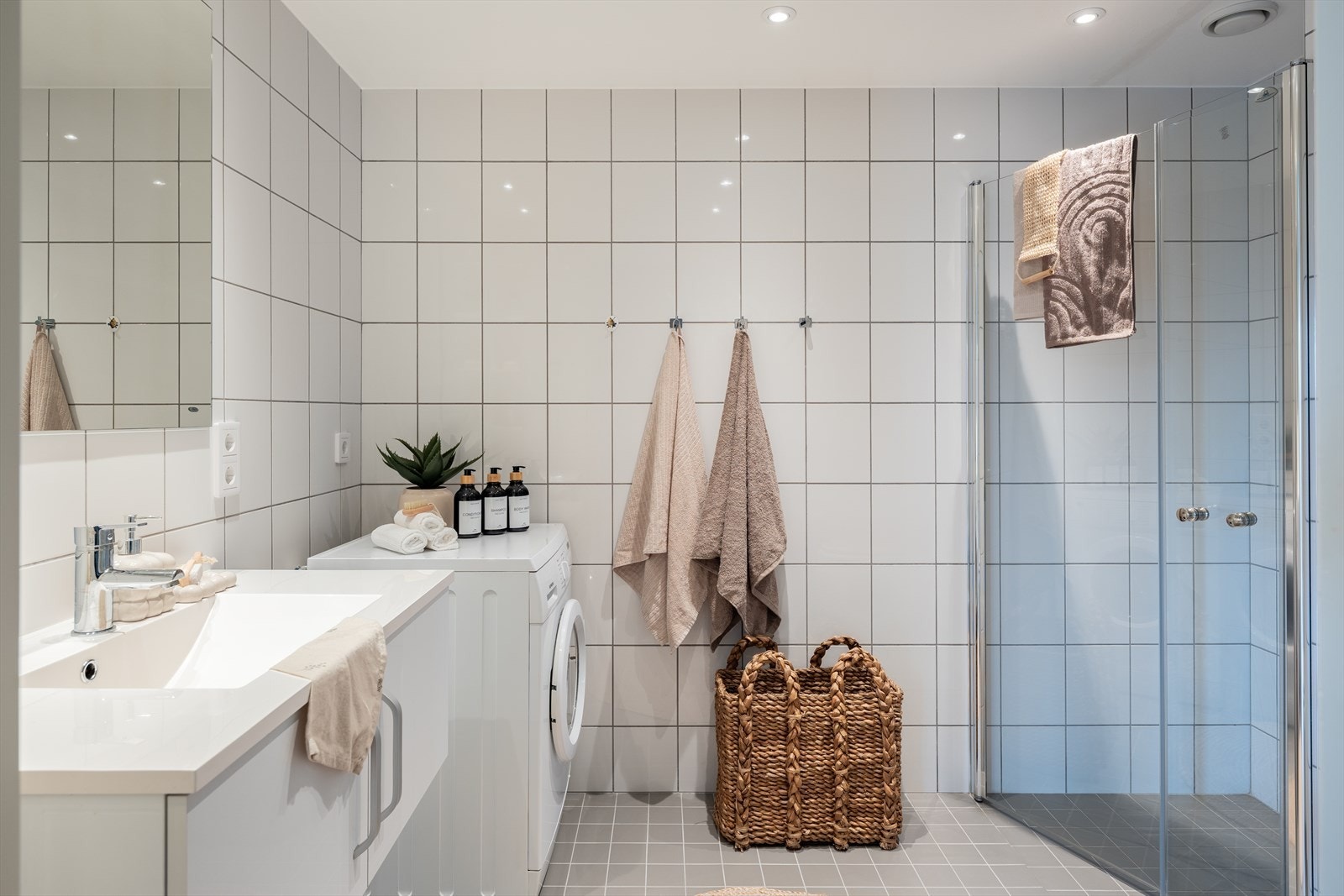 Baderommet måler 5m². Hulltaking er ikke foretatt ettersom at badet er SINTEF-godkjent. Galleribilde