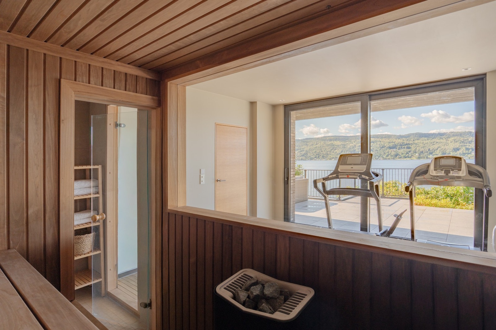 Boligen har et trimrom og badstue med fjordutsikt. Galleribilde