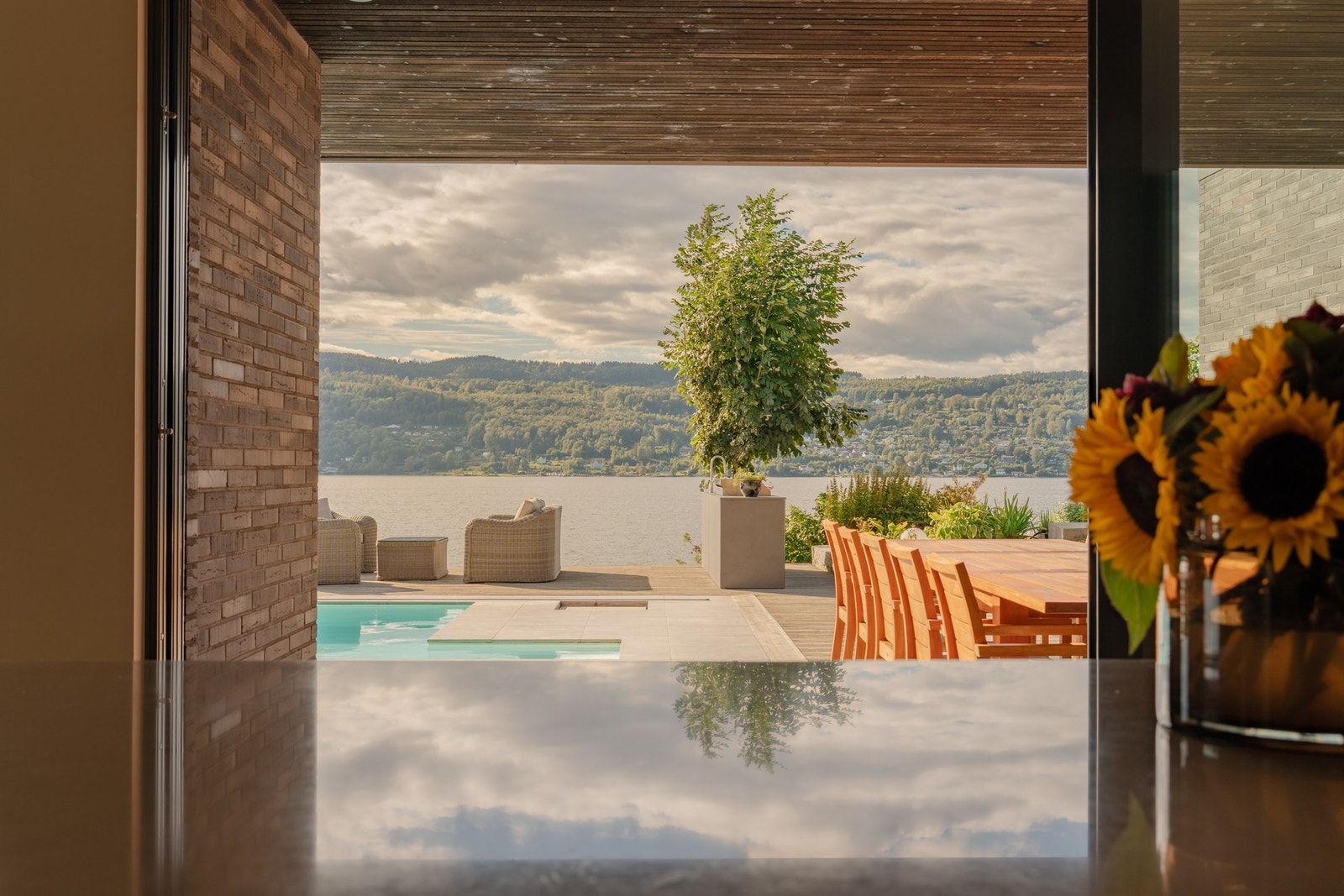 Utgang til bassengområdet fra kjøkkenet. Galleribilde