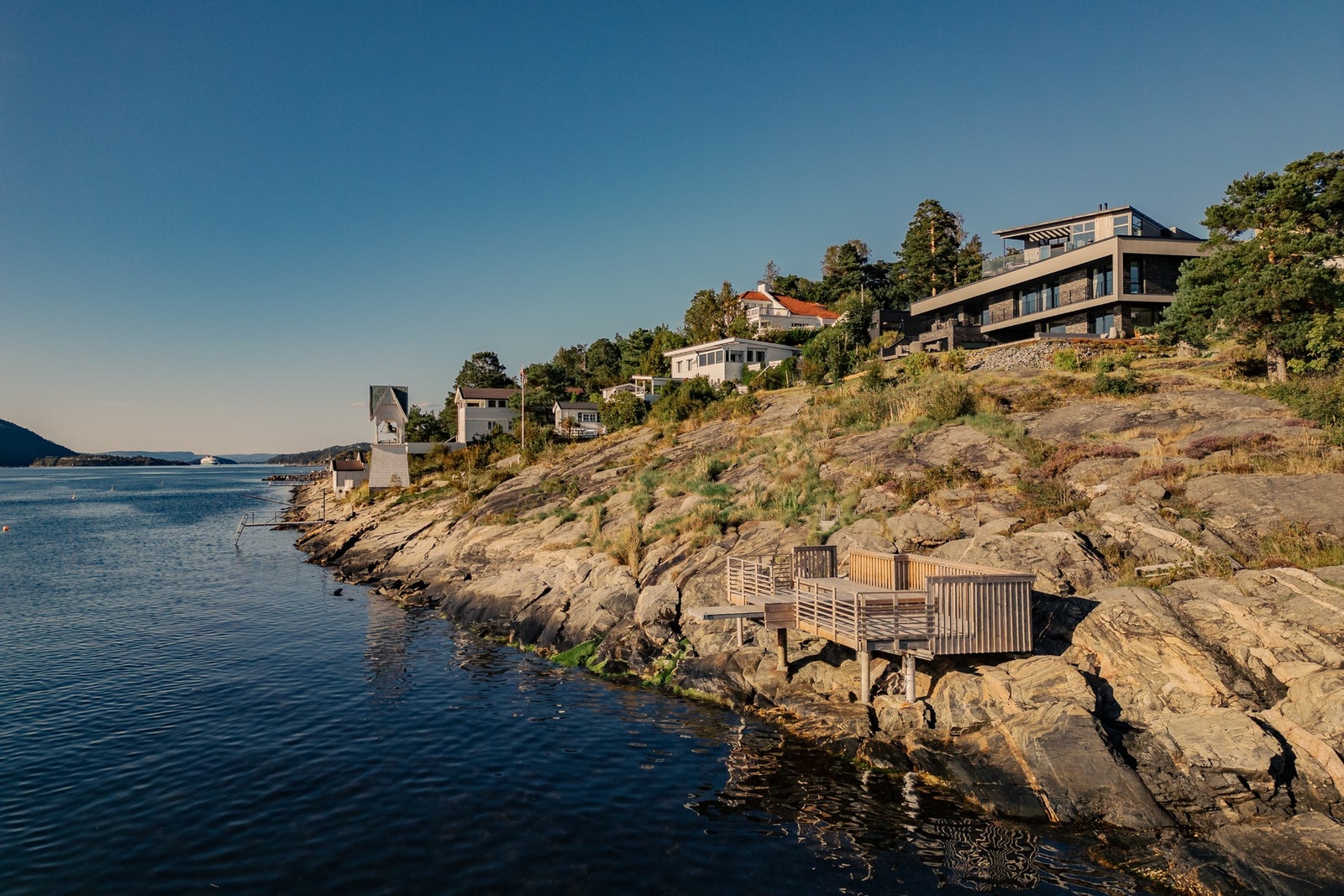 Eiendommen ligger vakkert til på svabergene, med solrik tomt og egen badebrygge. Galleribilde