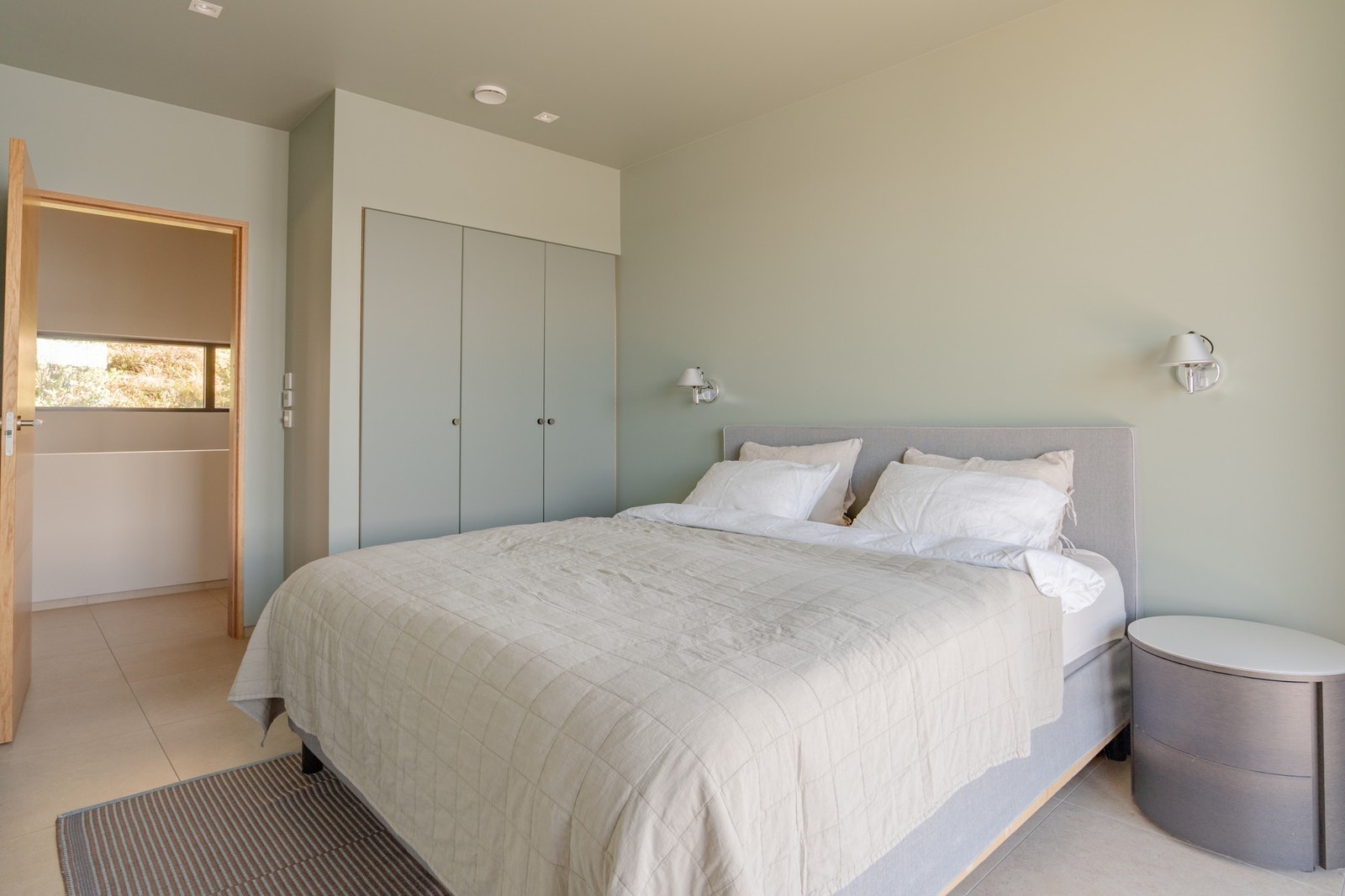 Ett av de tre (fire) soverommene i 1. etasje - et lunt soverom med plassbygd oppbevaring. Galleribilde