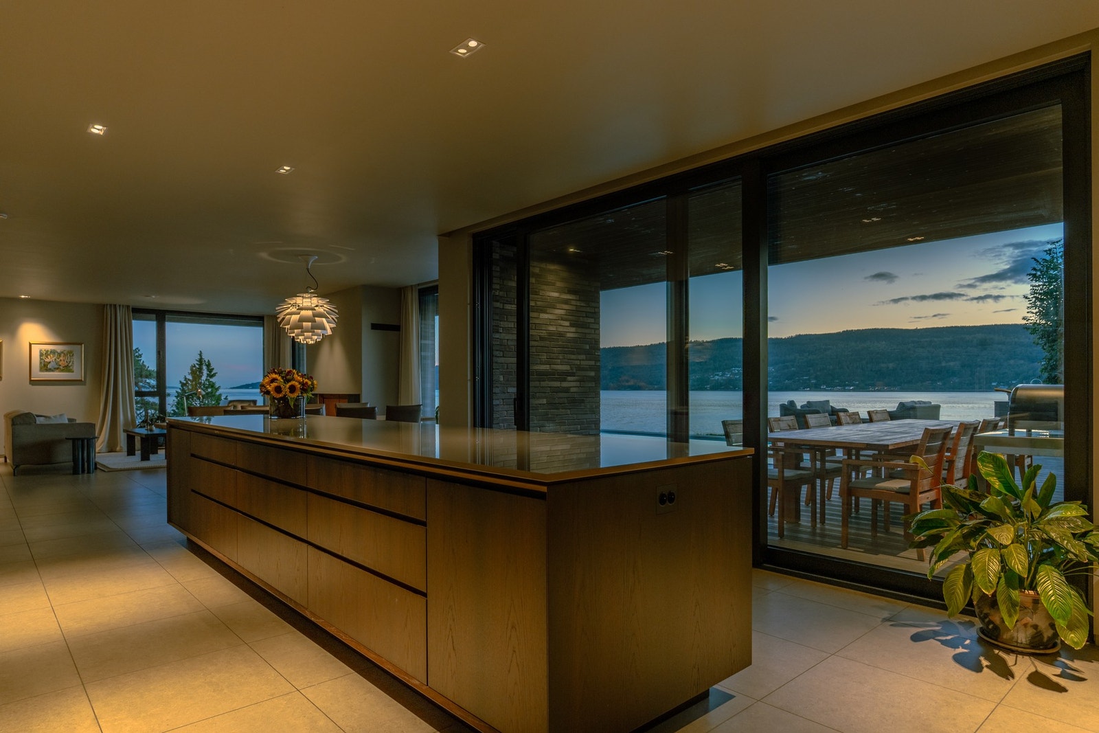 Stor kjøkken øy med benker og skap. Silestone benkeplate. Galleribilde