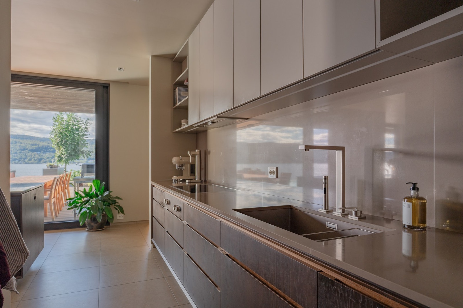 Det er kjøkkenventilator med avtrekk ut over tak. Galleribilde