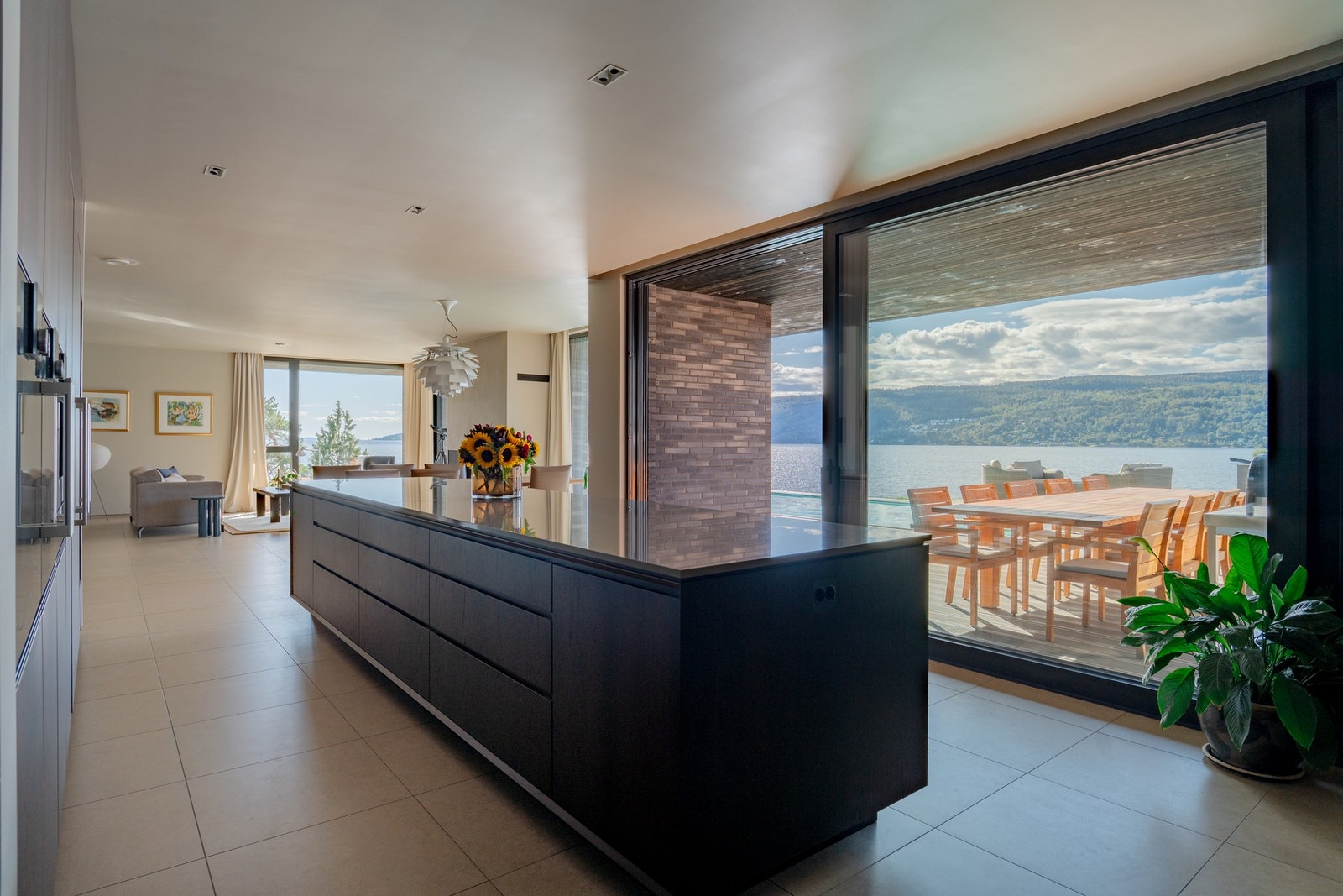 Design kjøkken bygget og tilpasset på stedet av den norske kjøkkenleverandøren HAMRAN. Galleribilde