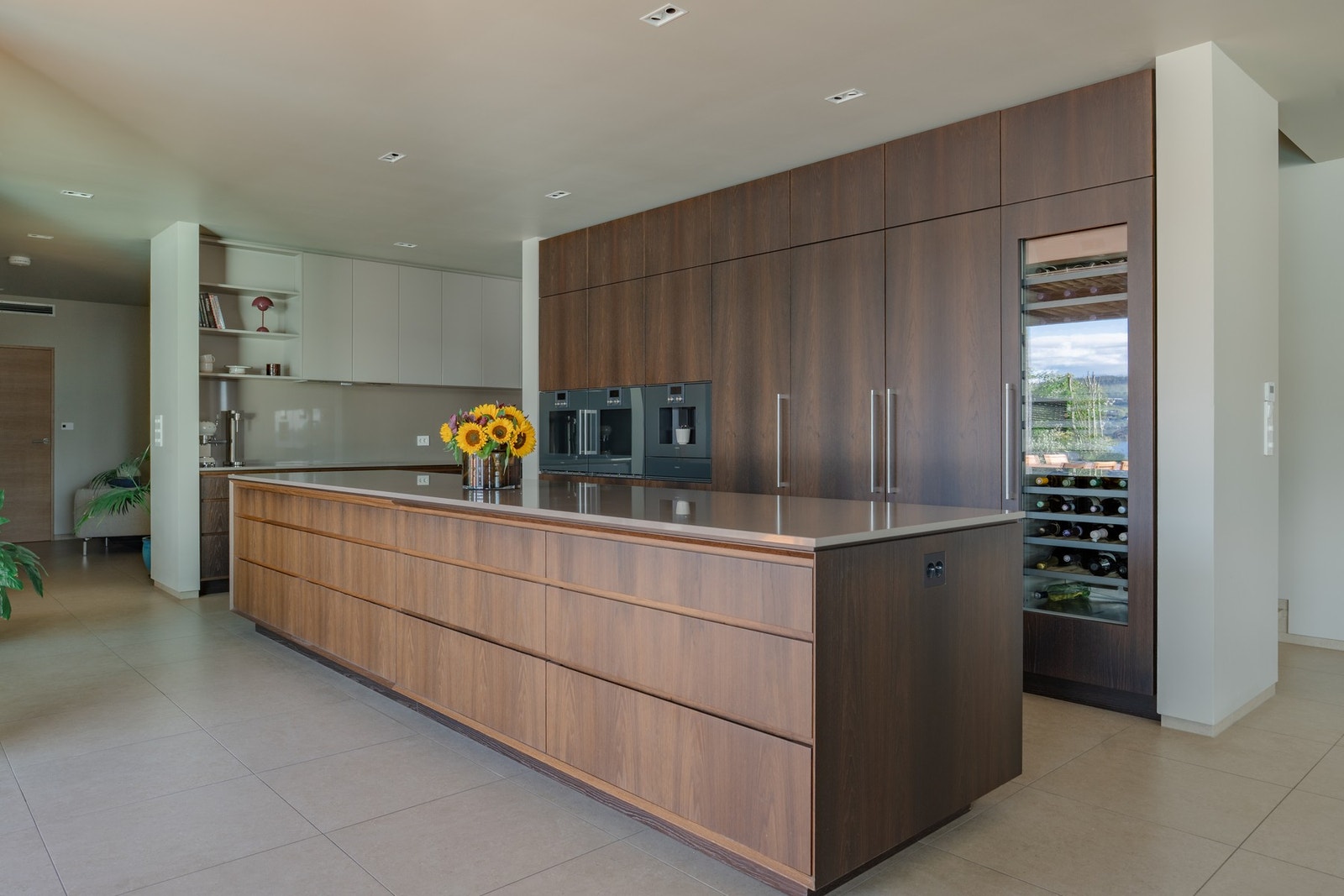 Det er to full size kjøleskap, et fryseskap og vinskap, komfyrer, varmeskap, oppvaskmaskin og en keramisk stor platetopp. Galleribilde