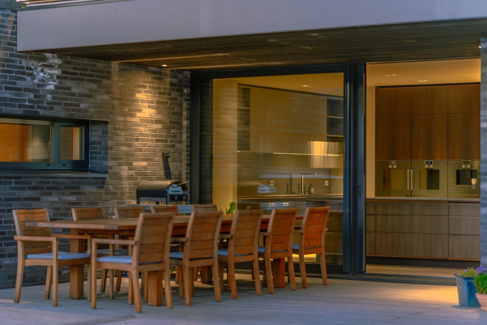 Her kan man nyte lange sommerkvelder med matlaging, grilling og hyggelige stunder både inne og ute. Galleribilde