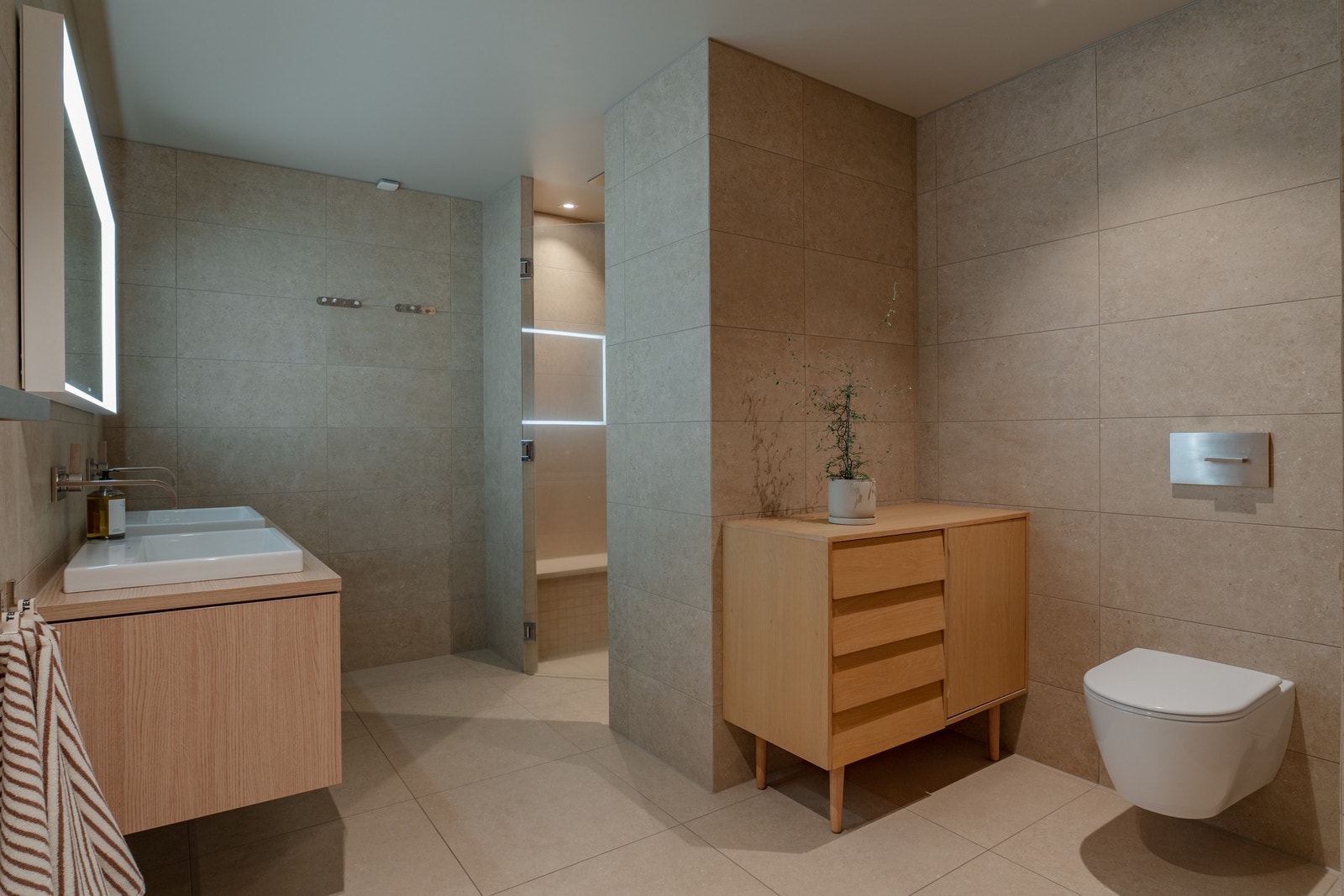 Videre fra hovedsoverommet er det eget bad med innredning fra Duravit, servanter(dobbel) på benk med underskap i lys eik. Galleribilde