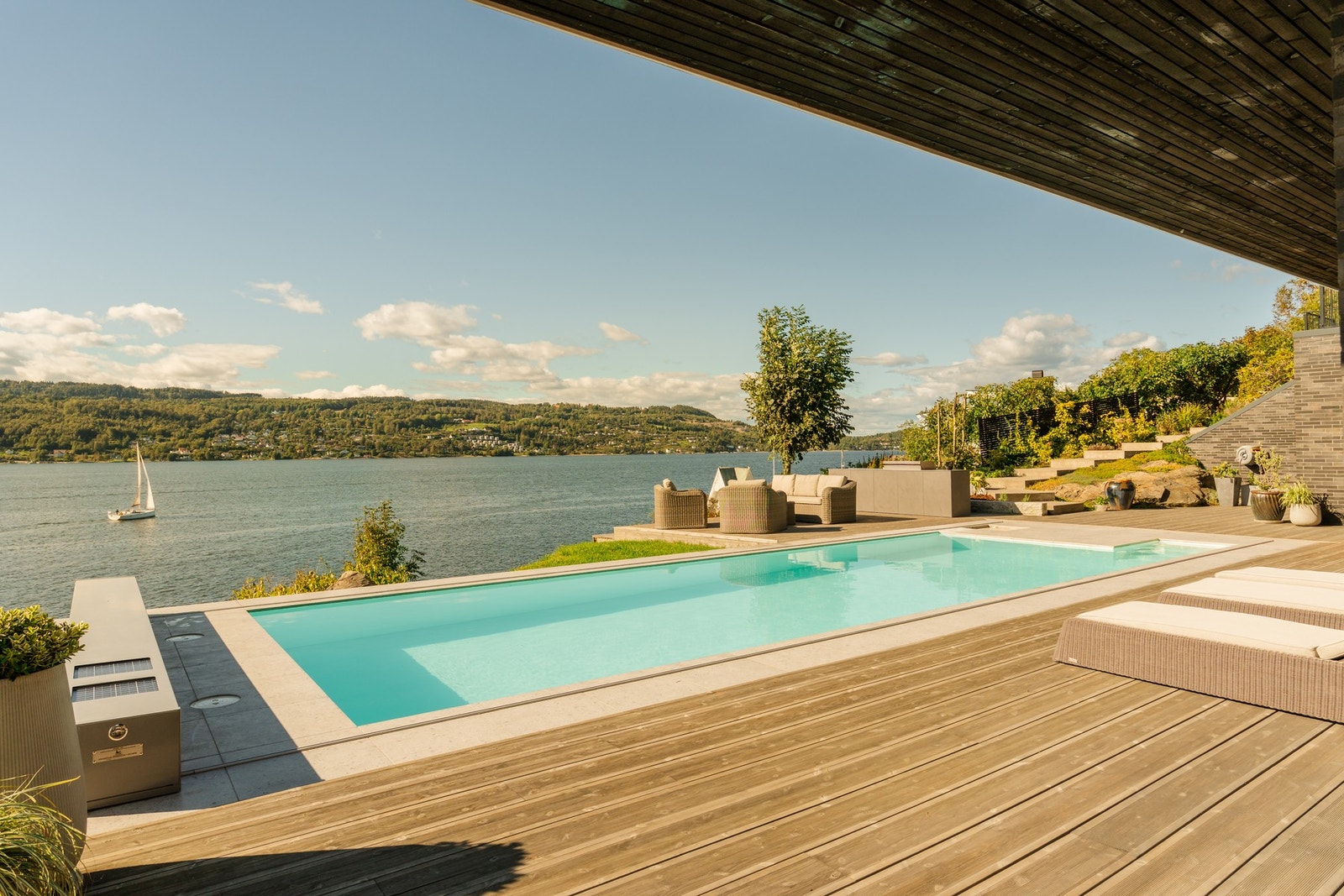 Fra bassengkanten kan du nyte panoramautsikten over fjorden og se seilbåtene gli forbi. Galleribilde