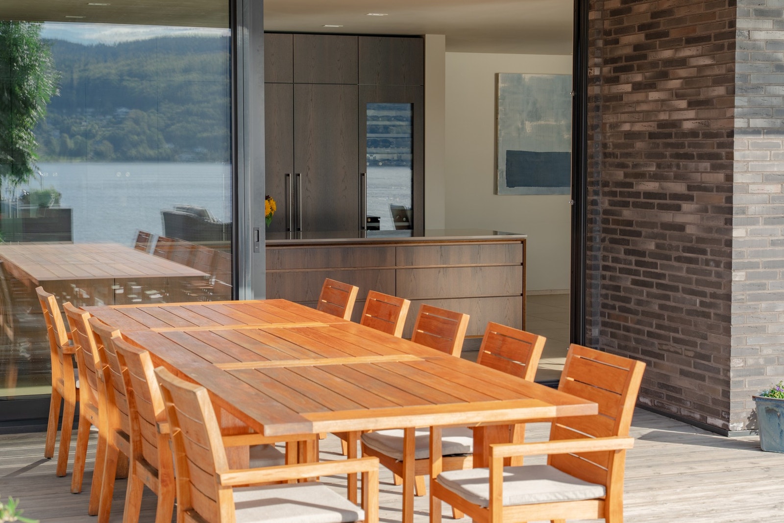 Uteområde som inviterer til måltider og sosiale sammenkomster. Galleribilde