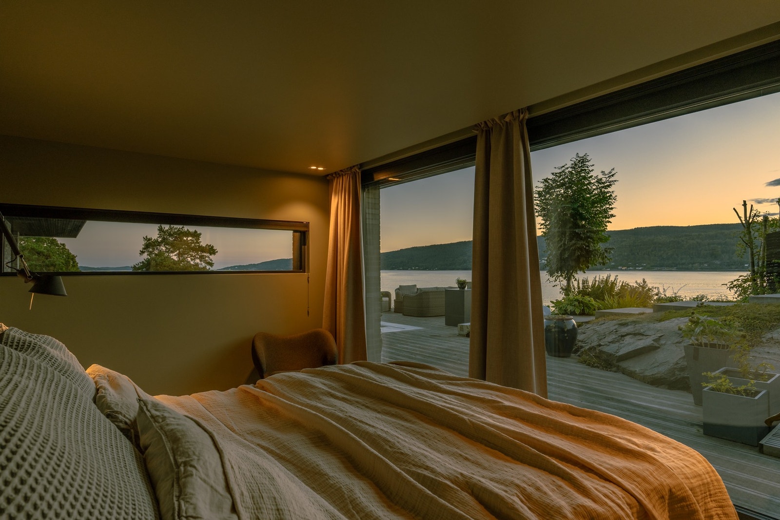Soverom med direkte utgang til terrasse og unik fjordutsikt. Galleribilde