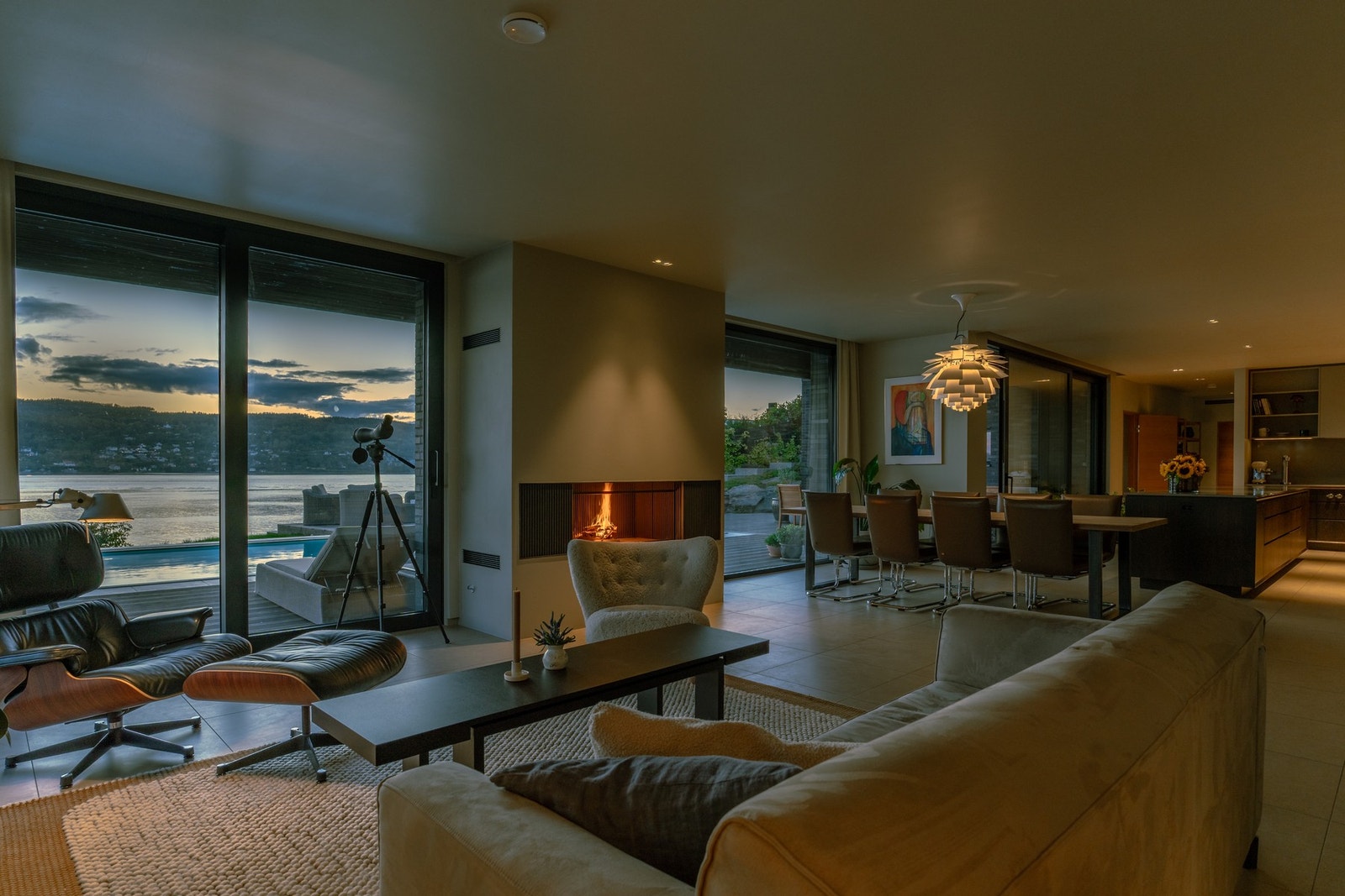 Generøs takhøyde på hele 2,6 meter og store vindusflater fra gulv til tak slipper inn rikelig med naturlig lys og gir boligen en åpen og luftig atmosfære. Galleribilde