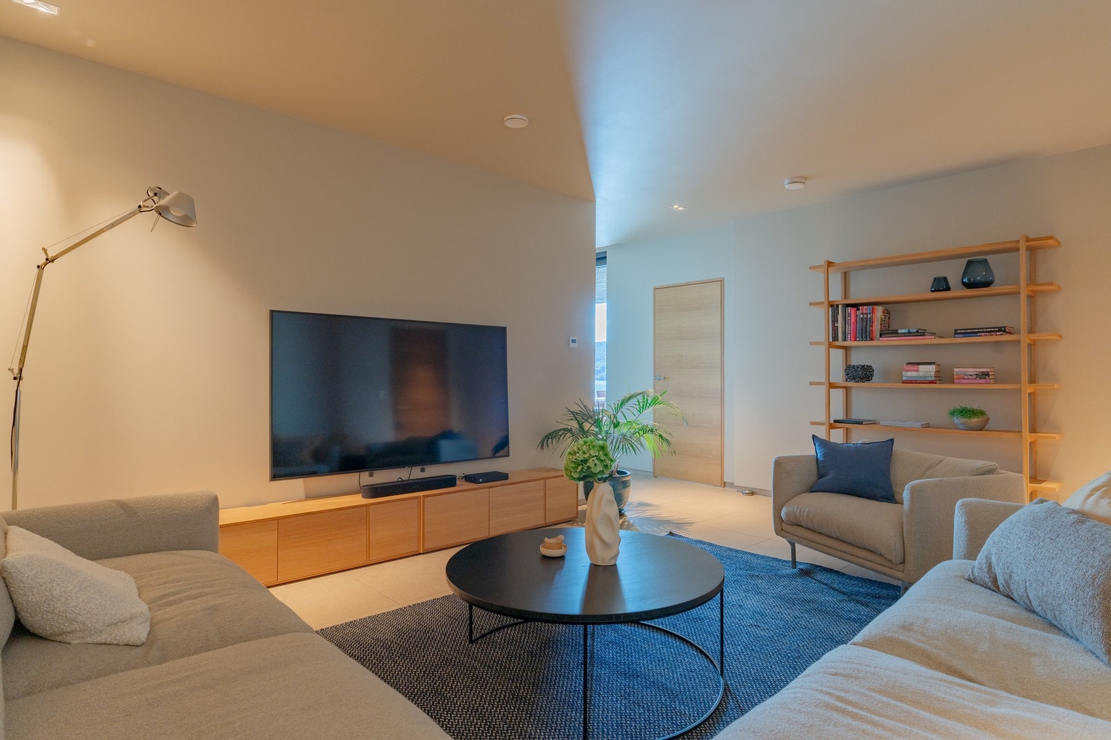 TV-stuen fremstår som et hyggelig samlingspunkt, med plass til komfortable sofasoner og god skjermplassering. Galleribilde